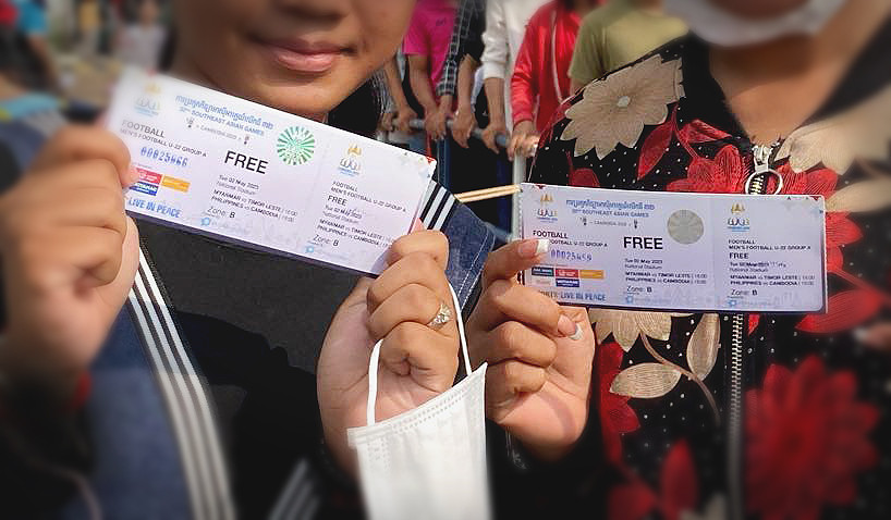 Cuối cùng, những người may mắn đã có thể nở nụ cười với tấm vé vào sân xem trận Campuchia gặp Philippines ngày 2/5. Cuối cùng, những người may mắn đã có thể nở nụ cười với tấm vé vào sân xem trận Campuchia gặp Philippines ngày 2/5.