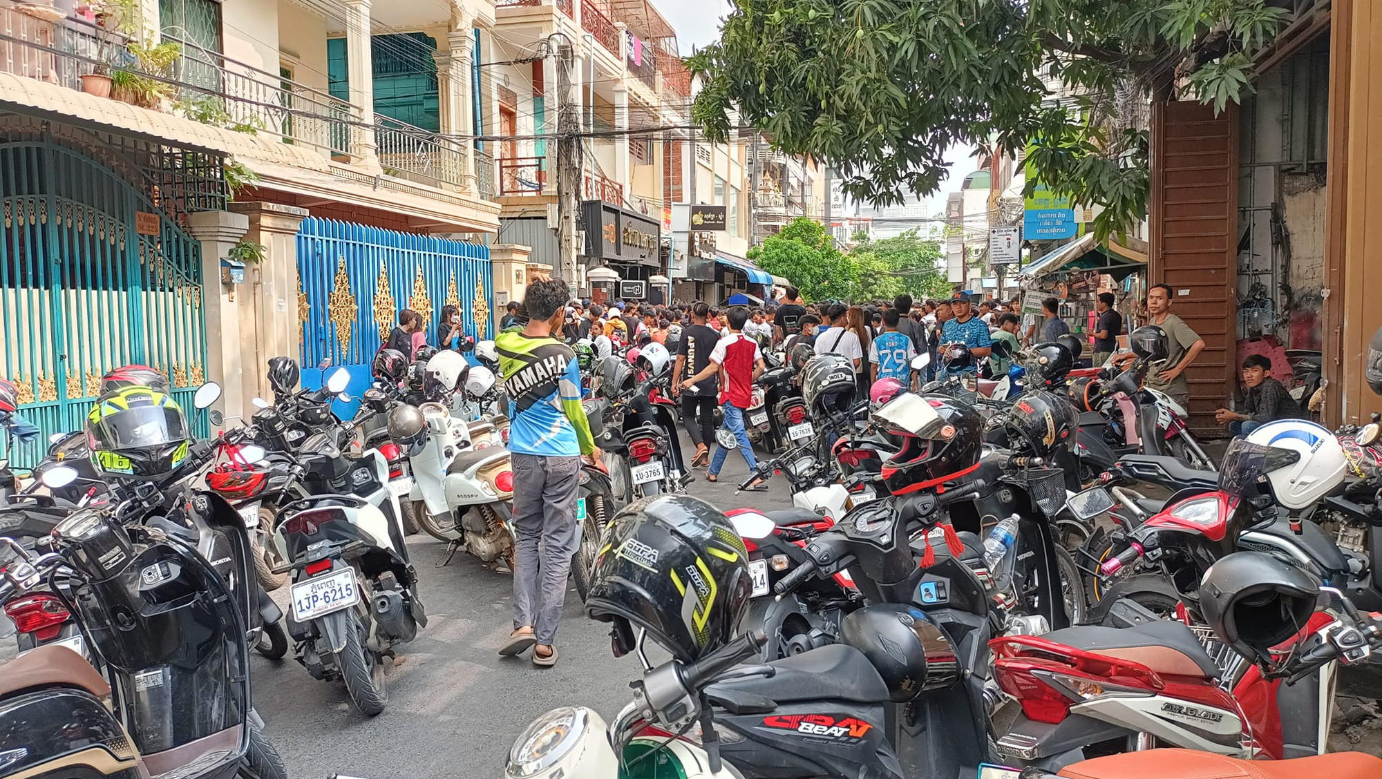 Điều tương tự cũng diễn ra ở điểm phát vé Double H Sport. Điều tương tự cũng diễn ra ở điểm phát vé Double H Sport.