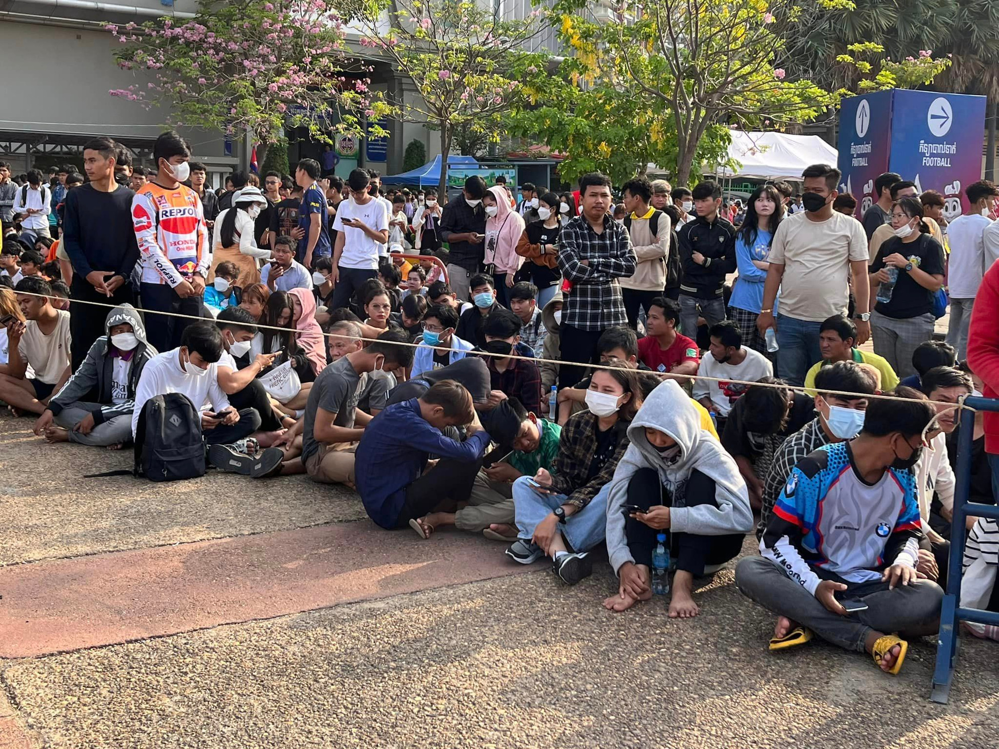 Đoàn người kiên nhẫn chờ đợi dưới thời tiết nắng nóng. Đoàn người kiên nhẫn chờ đợi dưới thời tiết nắng nóng.