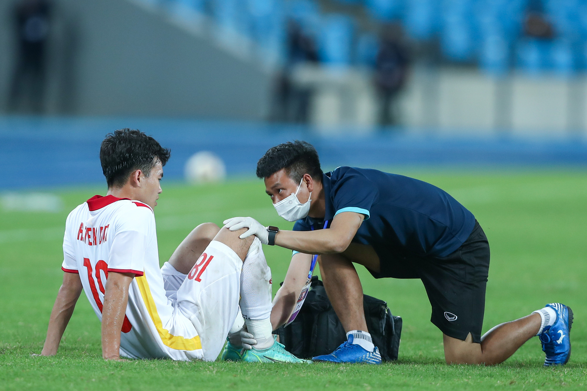 Rất nhiều lần các cầu thủ gục xuống, cần sự chăm sóc của bác sỹ, sau đó tiếp tục đứng dậy và chiến đấu với niềm tự hào Việt Nam. Rất nhiều lần các cầu thủ gục xuống, cần sự chăm sóc của bác sỹ, sau đó tiếp tục đứng dậy và chiến đấu với niềm tự hào Việt Nam.