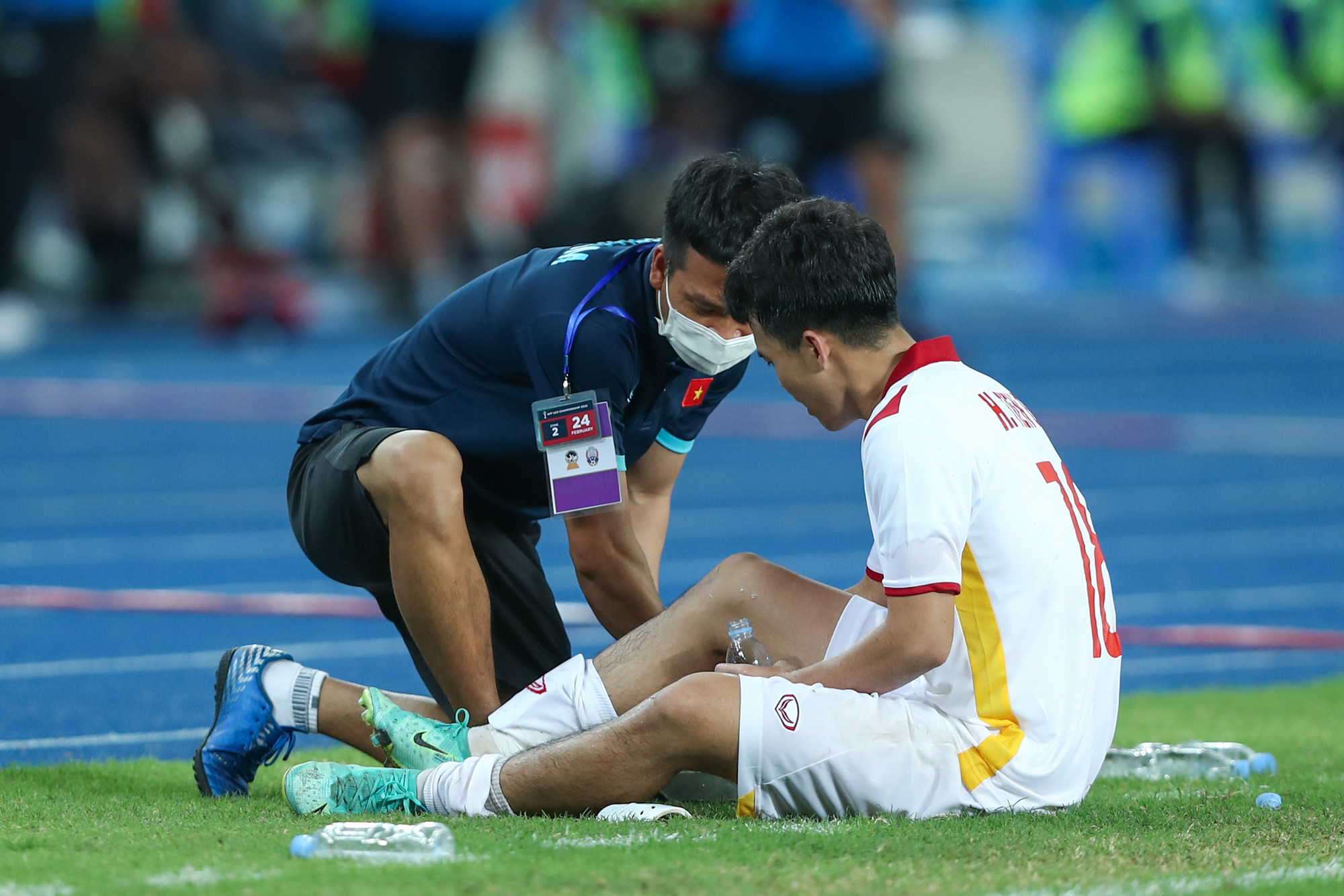 Rất nhiều lần các cầu thủ gục xuống, cần sự chăm sóc của bác sỹ, sau đó tiếp tục đứng dậy và chiến đấu với niềm tự hào Việt Nam. Rất nhiều lần các cầu thủ gục xuống, cần sự chăm sóc của bác sỹ, sau đó tiếp tục đứng dậy và chiến đấu với niềm tự hào Việt Nam.