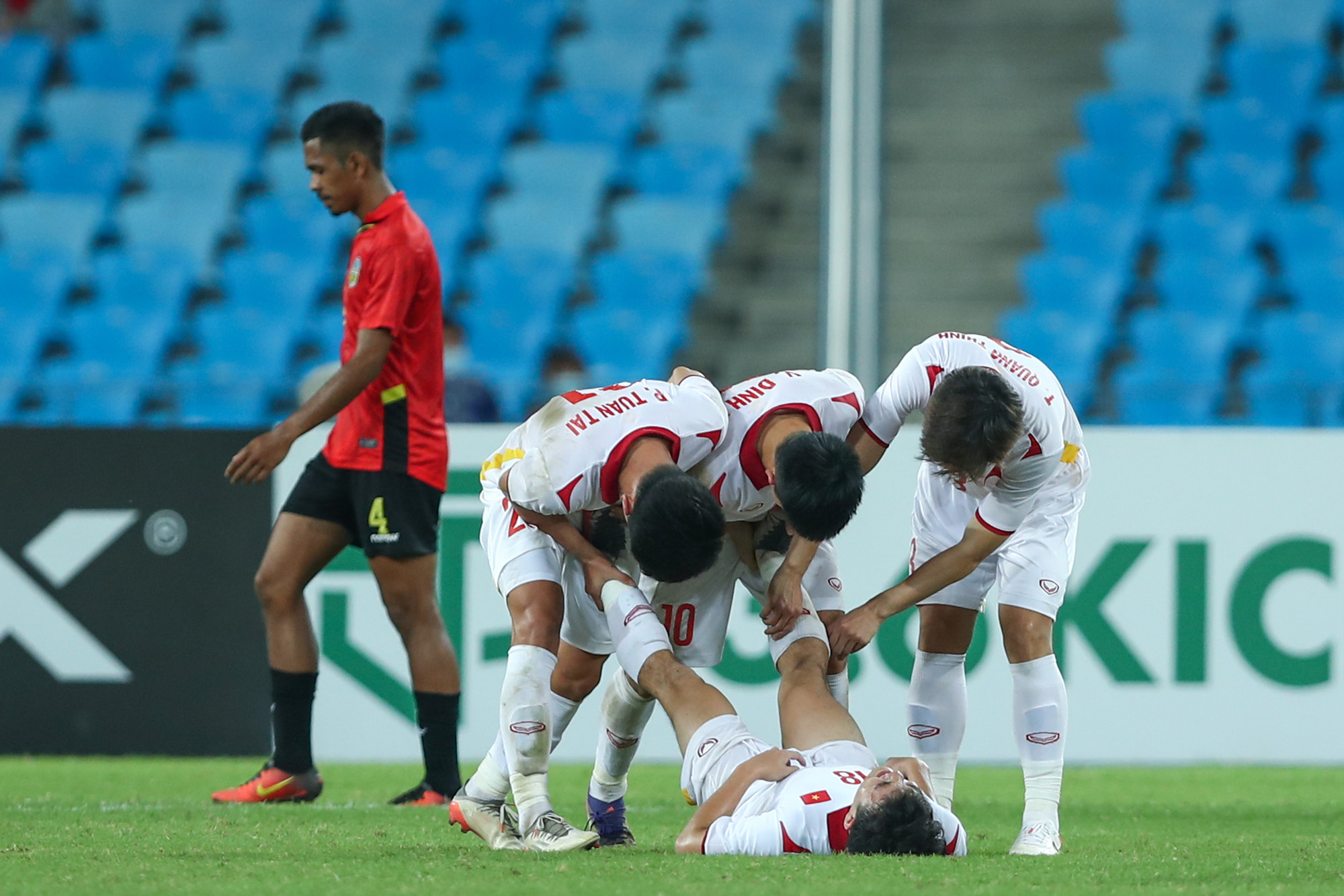Những cầu thủ U23 Việt Nam chăm sóc cho nhau ở trận bán kết với Timor-Leste (hòa 0-0 sau 2 hiệp chính, Việt Nam thắng 5-3 trên chấm luân lưu). Những cầu thủ U23 Việt Nam chăm sóc cho nhau ở trận bán kết với Timor-Leste (hòa 0-0 sau 2 hiệp chính, Việt Nam thắng 5-3 trên chấm luân lưu).
