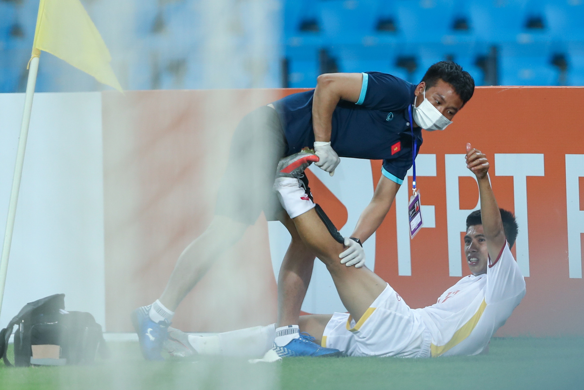 Rất nhiều lần các cầu thủ gục xuống, cần sự chăm sóc của bác sỹ, sau đó tiếp tục đứng dậy và chiến đấu với niềm tự hào Việt Nam. Rất nhiều lần các cầu thủ gục xuống, cần sự chăm sóc của bác sỹ, sau đó tiếp tục đứng dậy và chiến đấu với niềm tự hào Việt Nam.