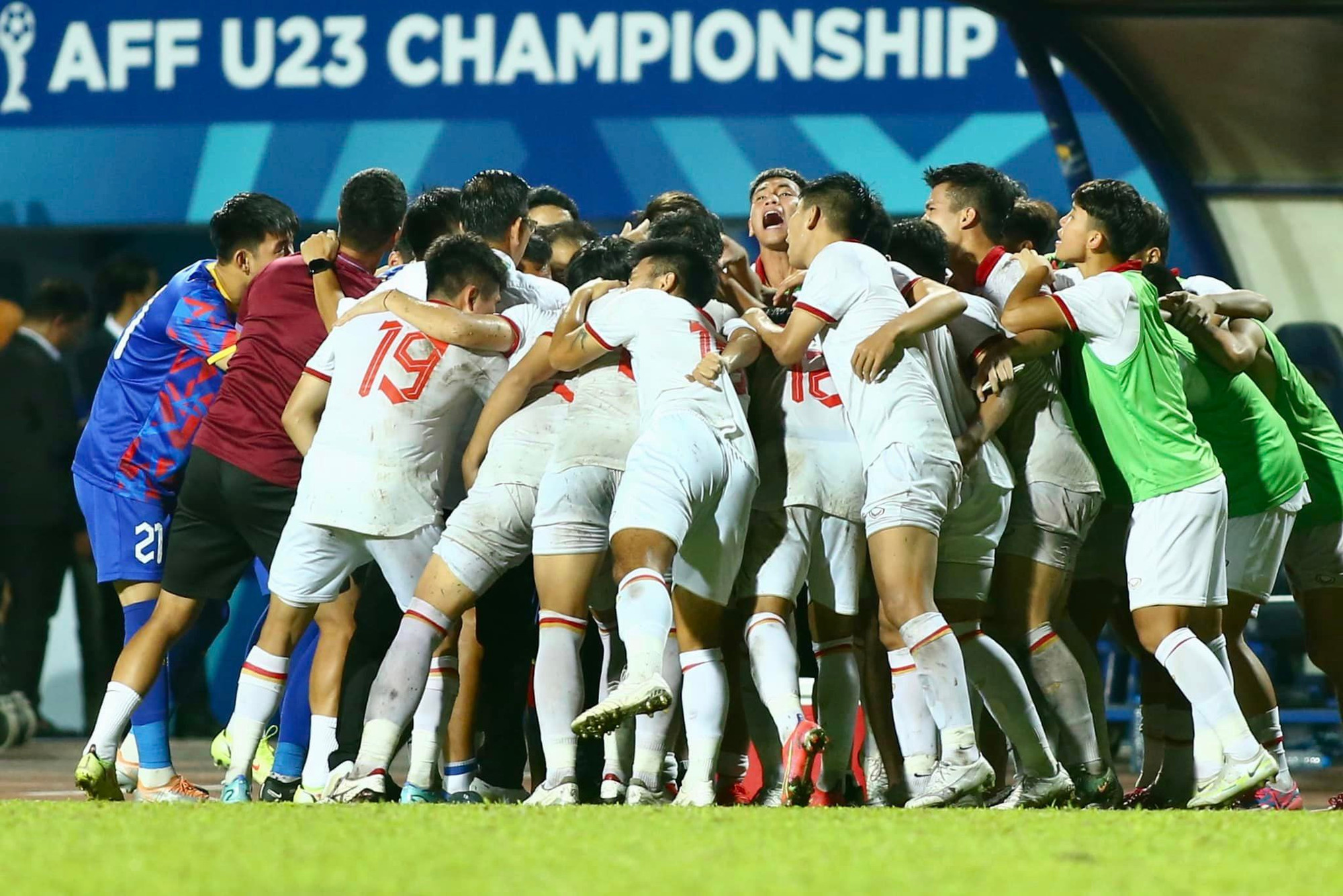 Niềm hạnh phúc tột cùng của HLV Hoàng Anh Tuấn cùng các cầu thủ U23 Việt Nam. (Ảnh: Lâm Thỏa) Niềm hạnh phúc tột cùng của HLV Hoàng Anh Tuấn cùng các cầu thủ U23 Việt Nam. (Ảnh: Lâm Thỏa)