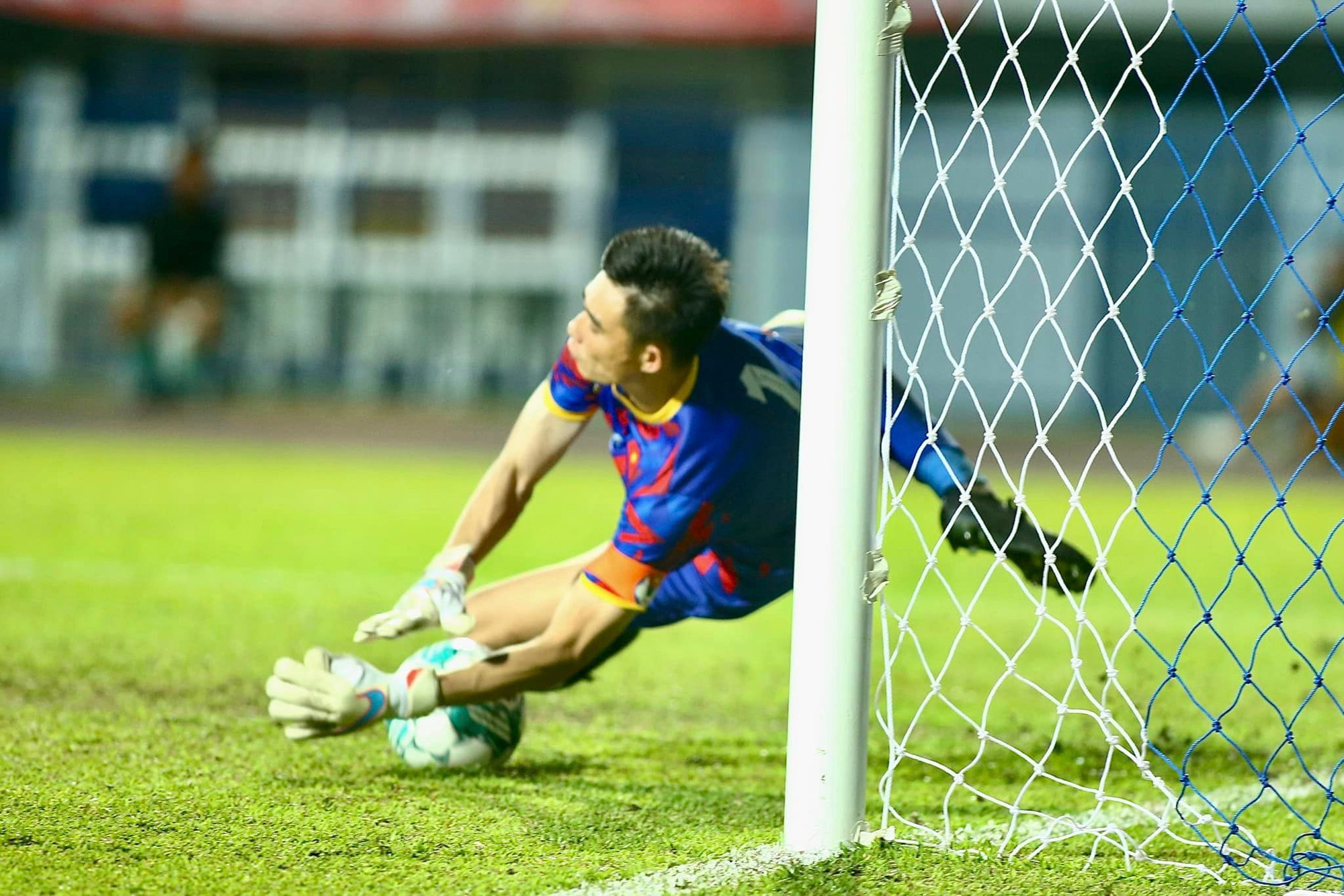 Văn Chuẩn cản phá thành công cú sút thứ 6 bên phía U23 Indonesia... Văn Chuẩn cản phá thành công cú sút thứ 6 bên phía U23 Indonesia...