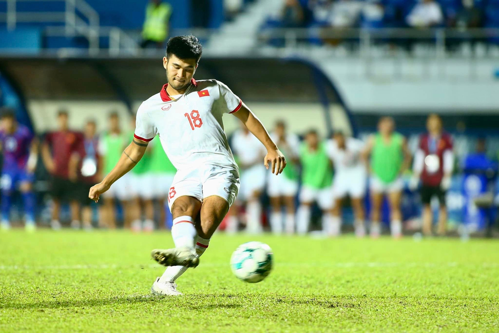 Cú sút quyết định của Thái Bá Đạt và giây phút vỡ oà của U23 Việt Nam. (Ảnh: Hoàng Tùng) Cú sút quyết định của Thái Bá Đạt và giây phút vỡ oà của U23 Việt Nam. (Ảnh: Hoàng Tùng)