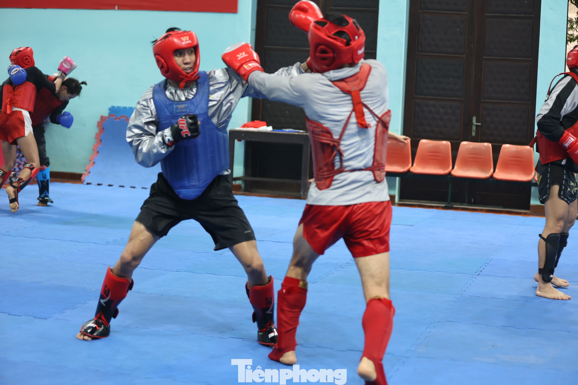 Trong thi đấu đối kháng, các võ sỹ Kun Bokator sẽ đeo găng, mũ bảo hộ và giáp. Trong thi đấu đối kháng, các võ sỹ Kun Bokator sẽ đeo găng, mũ bảo hộ và giáp.