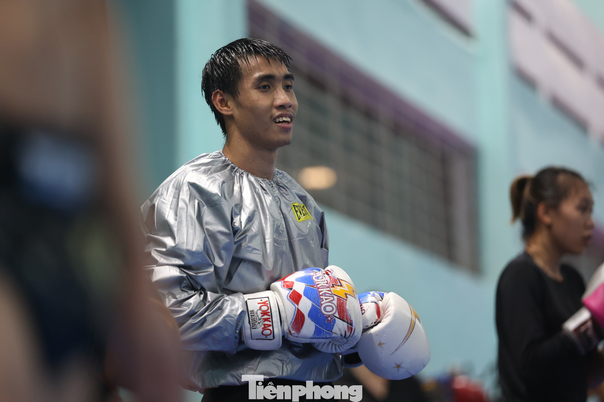 Rất nhiều mồ hôi và cả sự mệt mỏi, nhưng nụ cười vẫn nở trên gương mặt các võ sỹ võ cổ truyền Việt Nam chuẩn bị tới Campuchia và tranh tài ở môn Kun Bokator. Rất nhiều mồ hôi và cả sự mệt mỏi, nhưng nụ cười vẫn nở trên gương mặt các võ sỹ võ cổ truyền Việt Nam chuẩn bị tới Campuchia và tranh tài ở môn Kun Bokator.