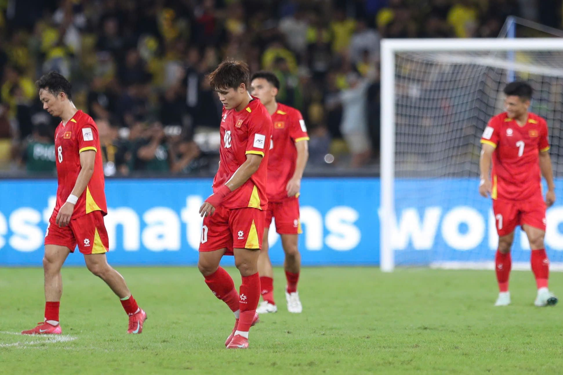 BLV Quang Huy: “Dù Malaysia có loại hết cầu thủ nhập lậu, ĐT Việt Nam cũng khó thắng đậm” 3 ĐT Việt Nam sau thất bại 0-4: Thay vì đổ lỗi, đã đến lúc chọn một con đường... | Báo điện tử Tiền Phong