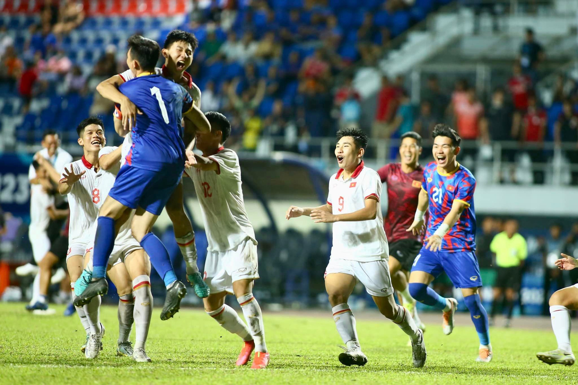 Cú sút quyết định của Thái Bá Đạt và giây phút vỡ oà của U23 Việt Nam. (Ảnh: Hoàng Tùng) Cú sút quyết định của Thái Bá Đạt và giây phút vỡ oà của U23 Việt Nam. (Ảnh: Hoàng Tùng)