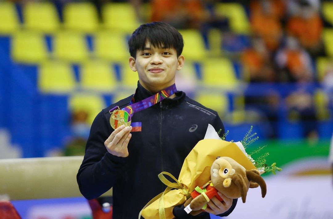 Yulo và tấm Huy chương Vàng ở SEA Games 31 tại Việt Nam.