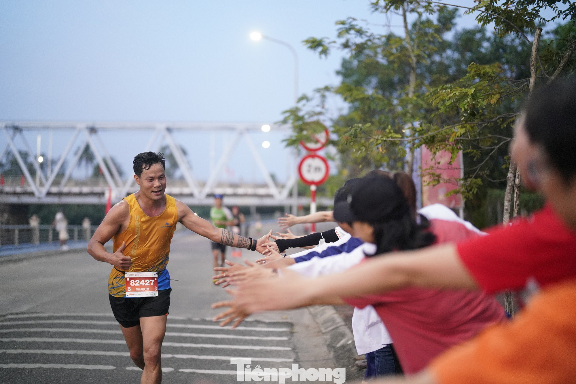 Những hình ảnh đẹp về lực lượng cổ động viên siêu nhiệt tình ở Phú Yên.