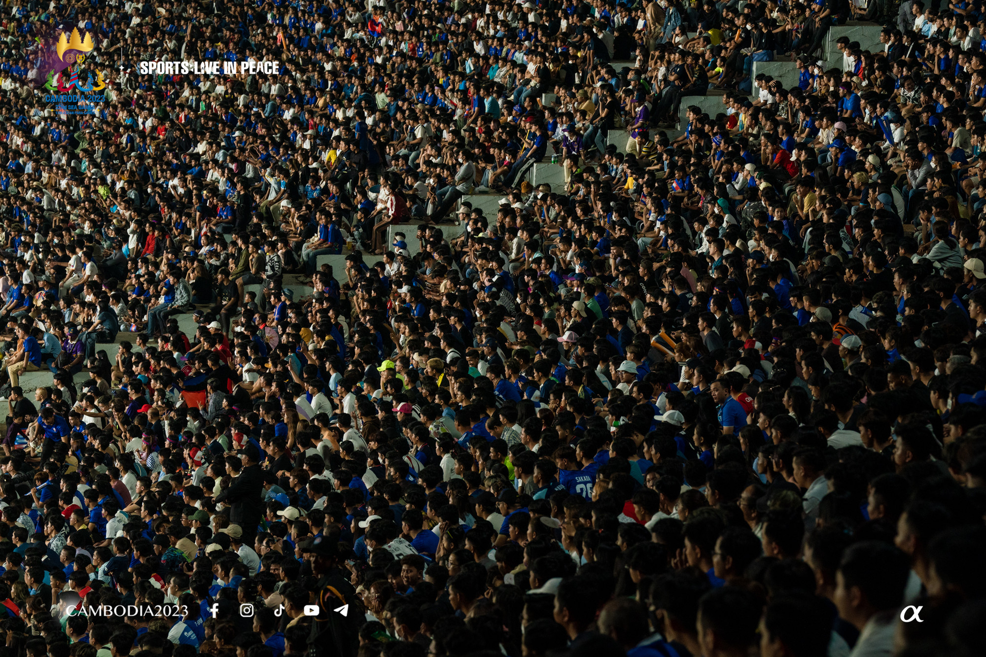 Hàng vạn người hâm mộ nêm kín sân Olympic trong trận ra quân của U22 Campuchia. (Ảnh: Cambodia2023, AMS) Hàng vạn người hâm mộ nêm kín sân Olympic trong trận ra quân của U22 Campuchia. (Ảnh: Cambodia2023, AMS)