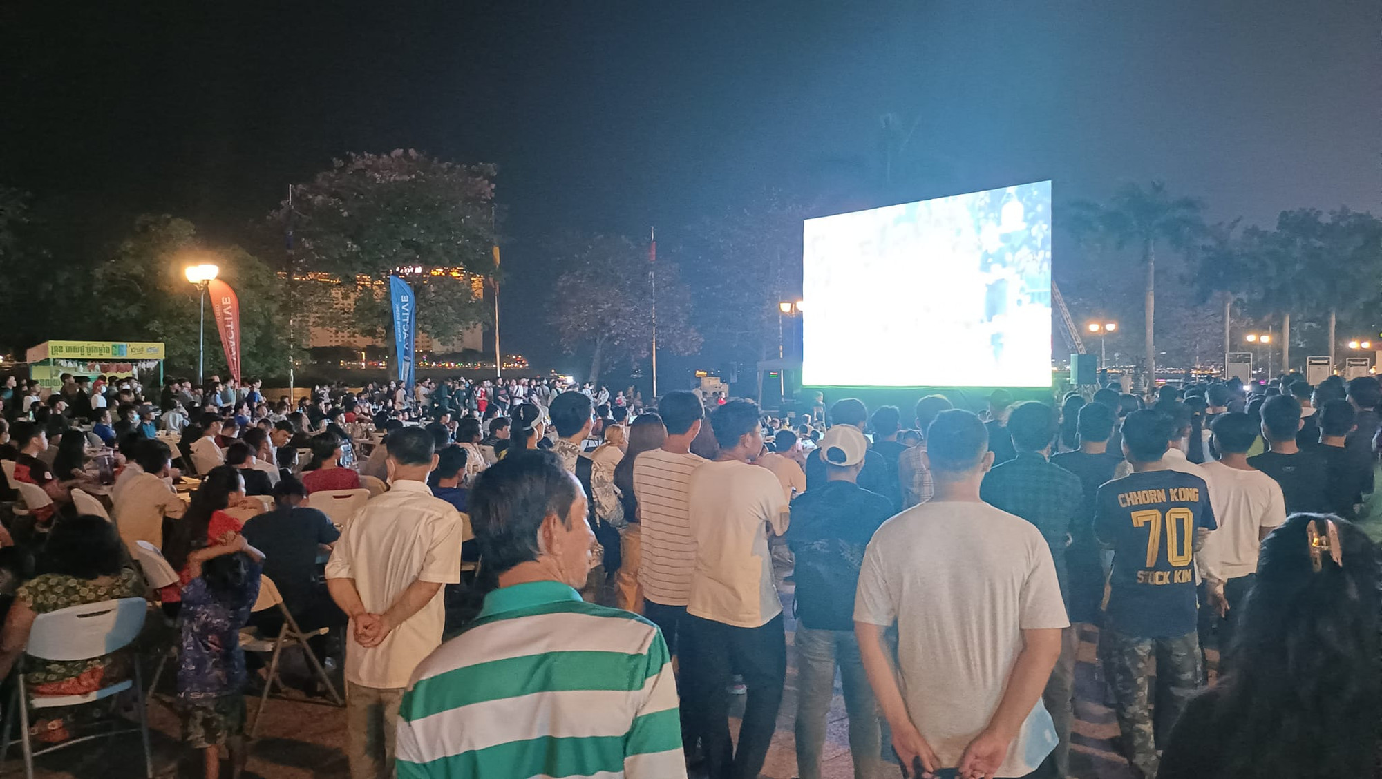 Đám đông thưởng thức trận đấu của U22 Campuchia trong sự trật tự. Đám đông thưởng thức trận đấu của U22 Campuchia trong sự trật tự.