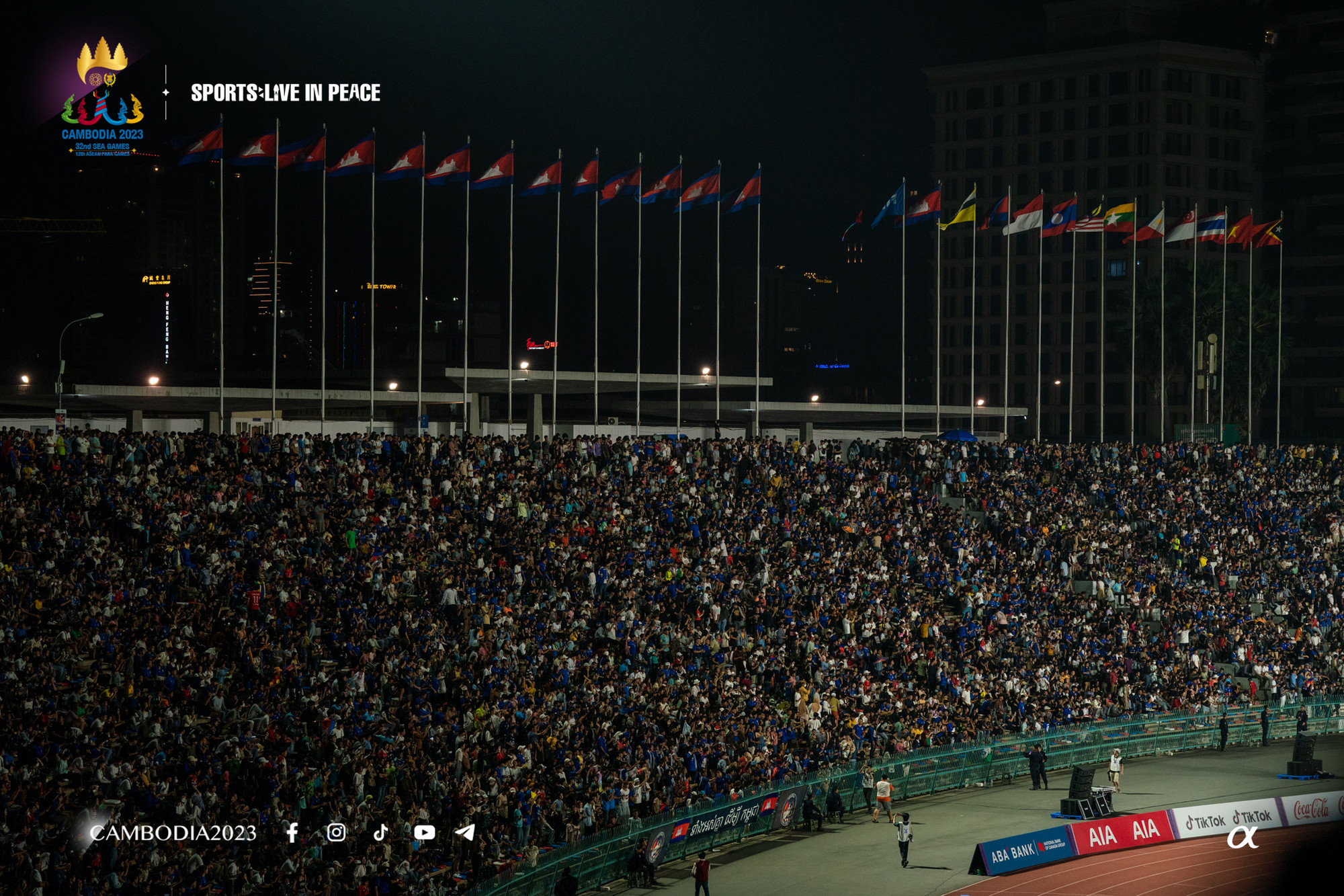 Hàng vạn người hâm mộ nêm kín sân Olympic trong trận ra quân của U22 Campuchia. (Ảnh: Cambodia2023, AMS) Hàng vạn người hâm mộ nêm kín sân Olympic trong trận ra quân của U22 Campuchia. (Ảnh: Cambodia2023, AMS)