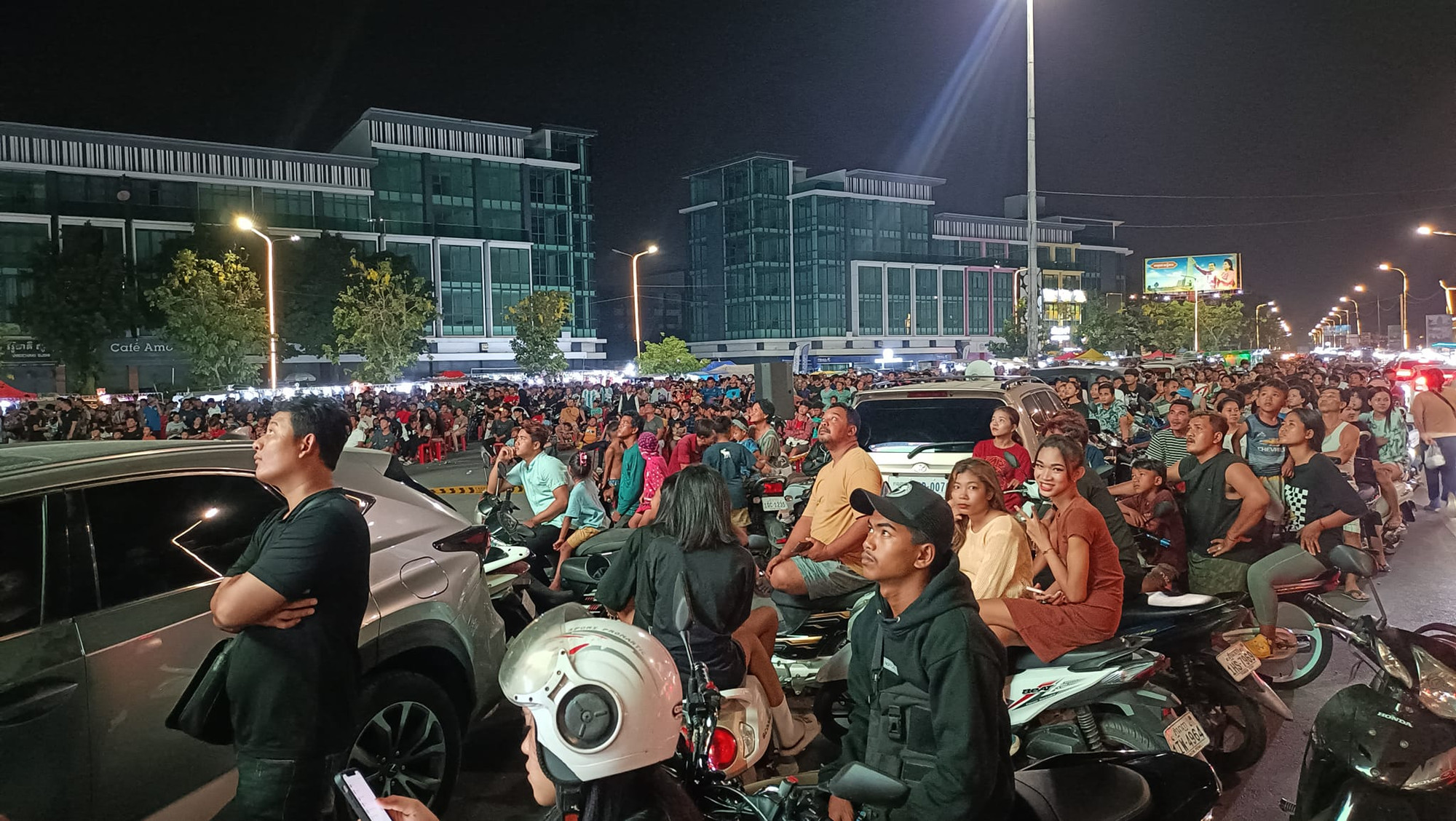 Người hâm mộ dừng ngay trên đường để theo dõi trận đấu của U22 Campuchia. Người hâm mộ dừng ngay trên đường để theo dõi trận đấu của U22 Campuchia.