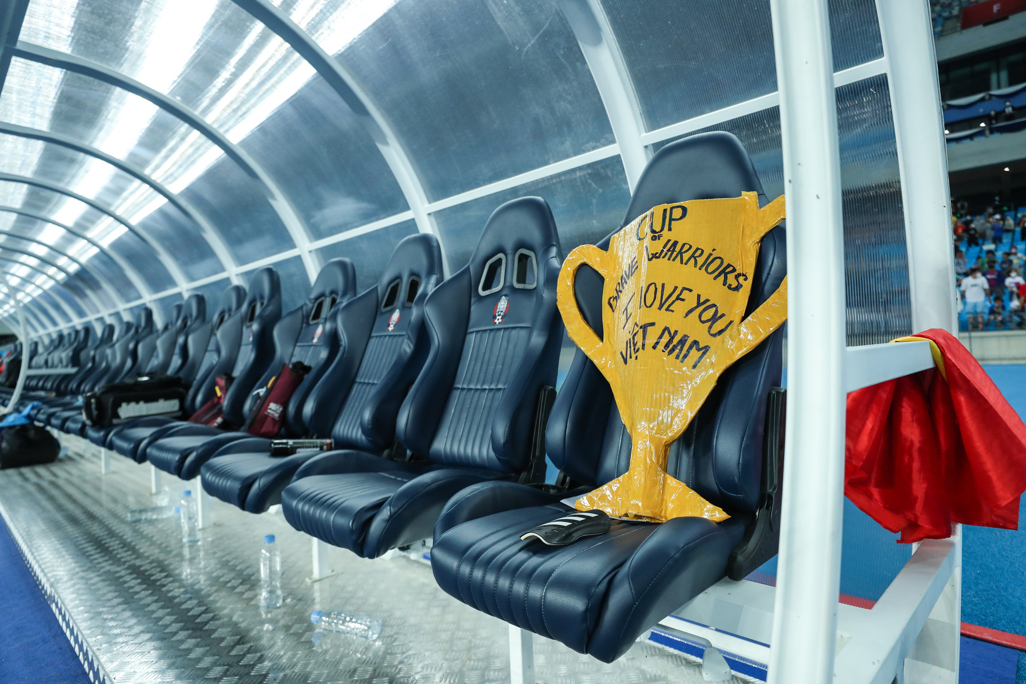 Chiếc Cúp được làm bởi người hâm mộ, dành tặng cho những chiến binh quả cảm U23 Việt Nam trong hành trình giải vô địch U23 Đông Nam Á 2022. Chiếc Cúp được làm bởi người hâm mộ, dành tặng cho những chiến binh quả cảm U23 Việt Nam trong hành trình giải vô địch U23 Đông Nam Á 2022.