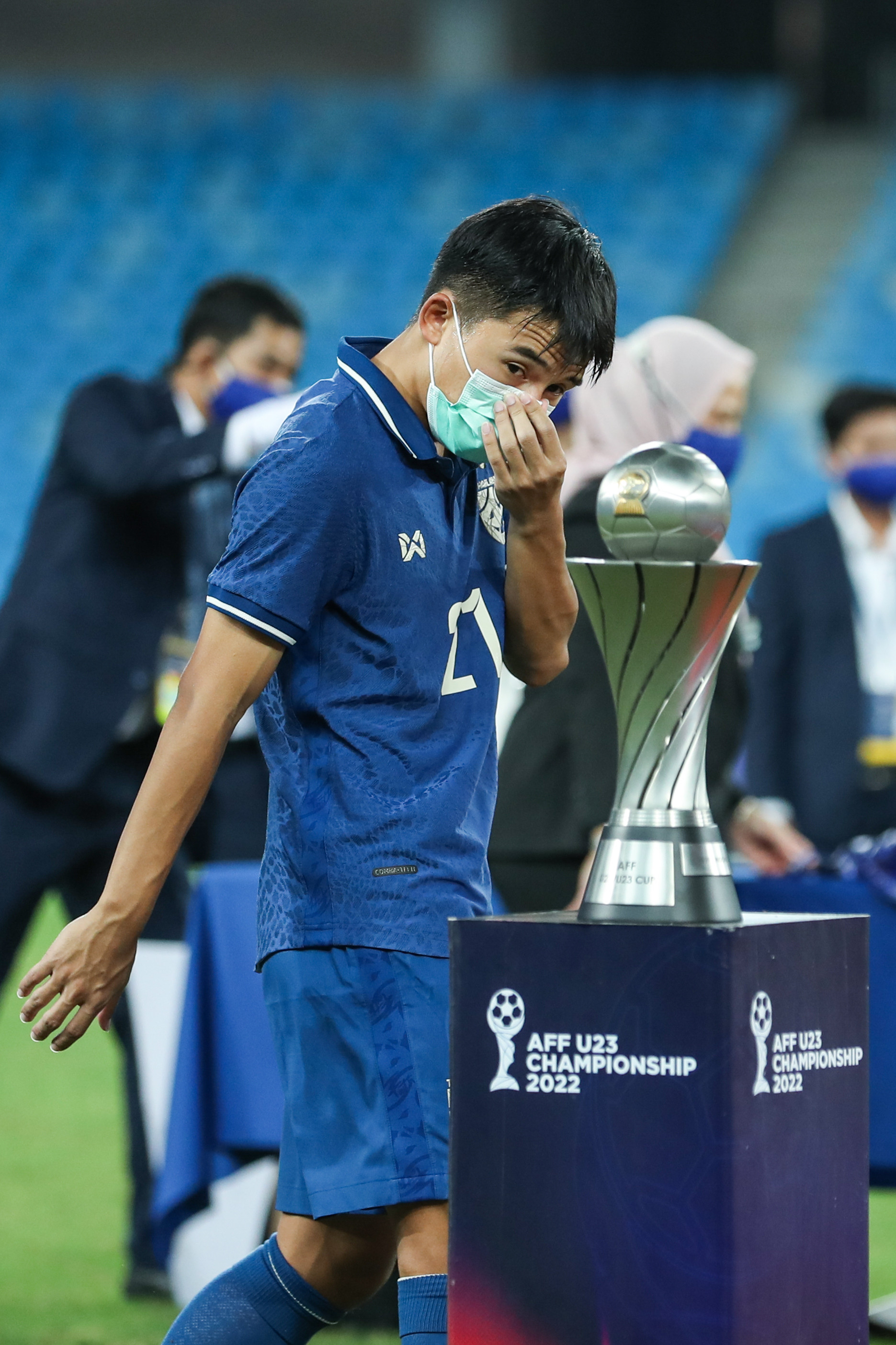 Cầu thủ Thái Lan ngậm ngùi đi qua chiếc Cúp bạc. Cầu thủ Thái Lan ngậm ngùi đi qua chiếc Cúp bạc.