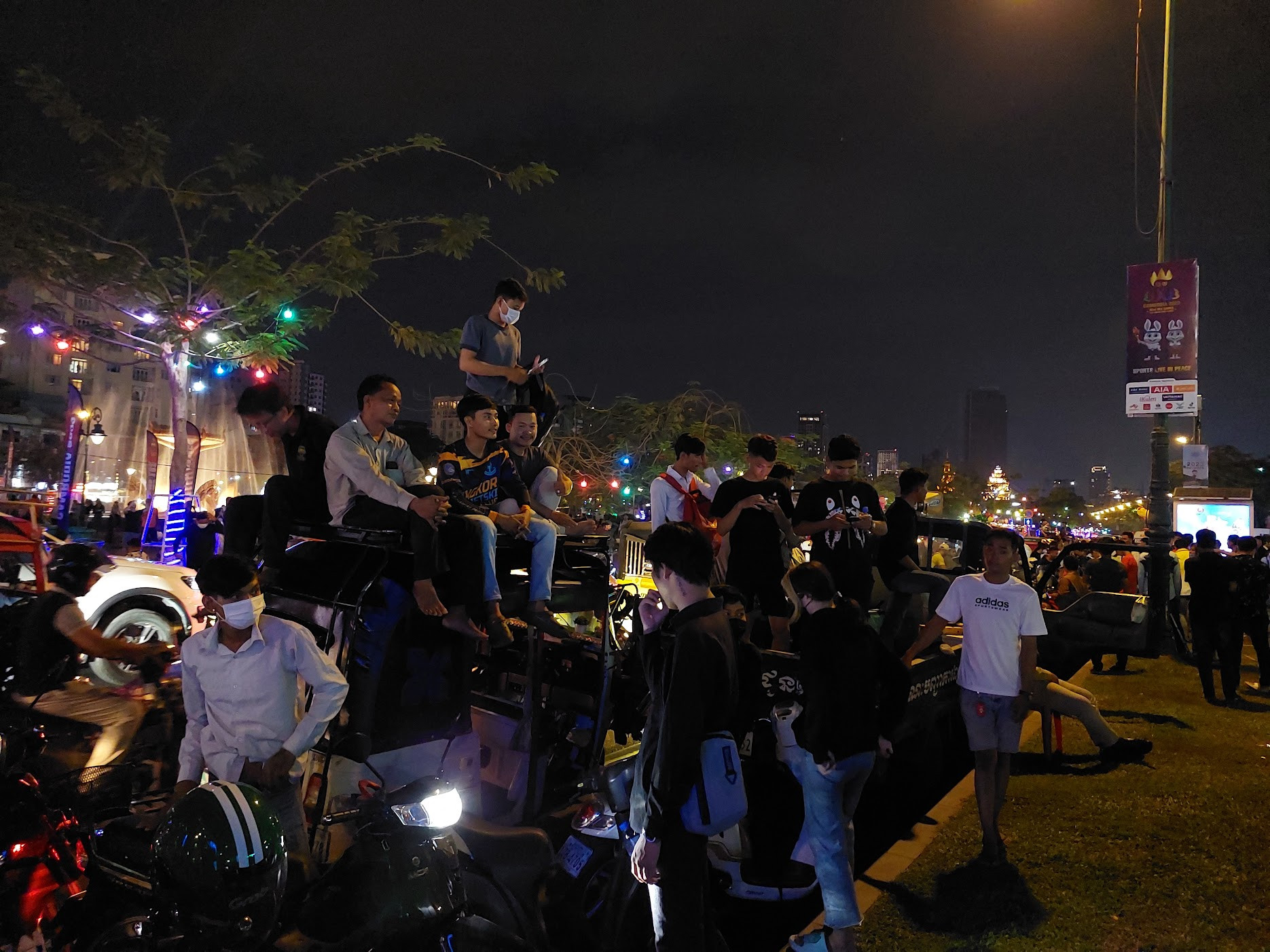 Leang Nget cùng bạn bè ngồi trên ô tô ở công viên Wat Botum.