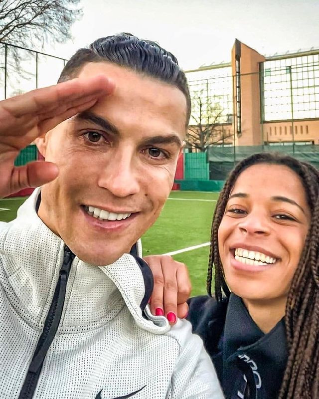 Silva thần tượng Cristiano Ronaldo, coi anh là cầu thủ xuất sắc nhất mọi thời đại. Silva thần tượng Cristiano Ronaldo, coi anh là cầu thủ xuất sắc nhất mọi thời đại.