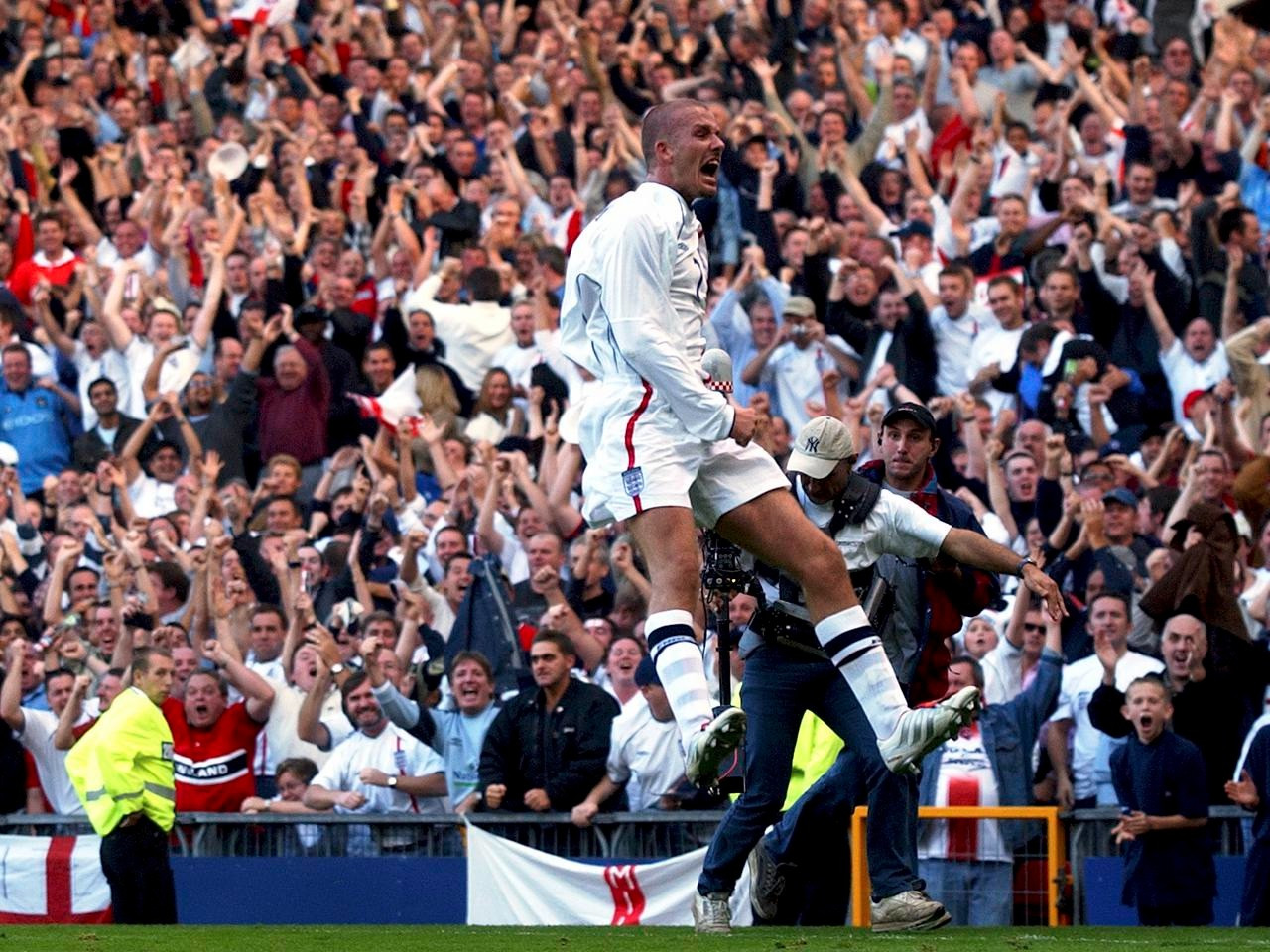 Tuyệt phẩm đá phạt phút 90+3 và những hình ảnh không thể nào quên của Beckham. Tuyệt phẩm đá phạt phút 90+3 và những hình ảnh không thể nào quên của Beckham.