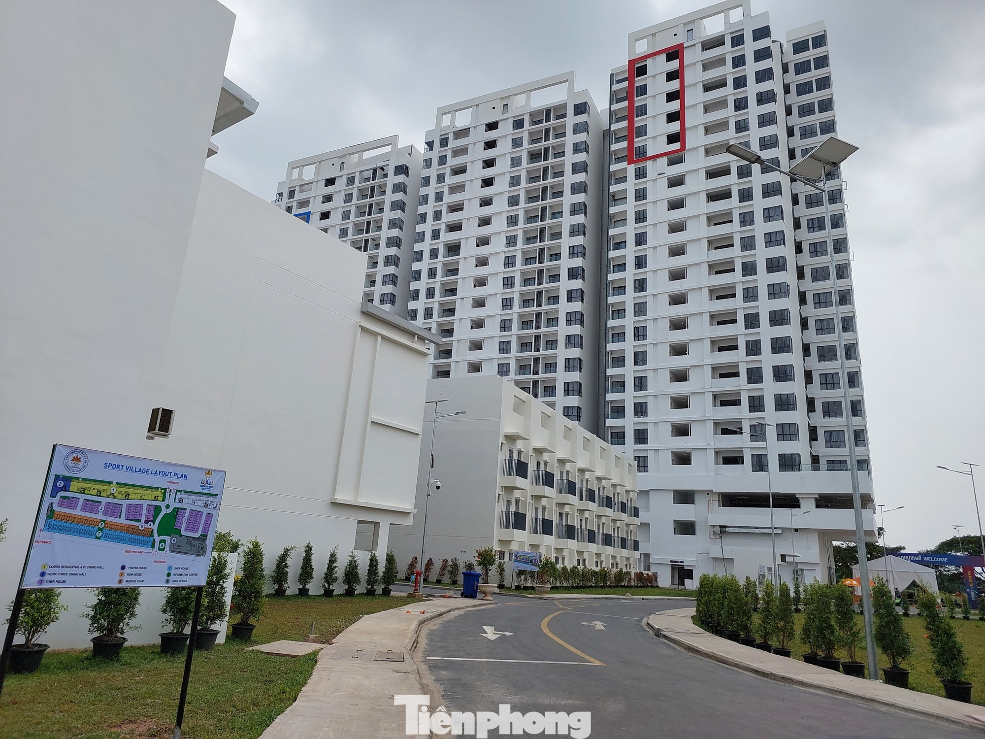 Làng Keila được xây dựng trên khu đất rộng 8 ha, ngay cạnh sân vận động quốc gia Morodok Techo, bao gồm 5 tòa nhà cao 20 tầng và khu liền kề. Làng Keila được xây dựng trên khu đất rộng 8 ha, ngay cạnh sân vận động quốc gia Morodok Techo, bao gồm 5 tòa nhà cao 20 tầng và khu liền kề.