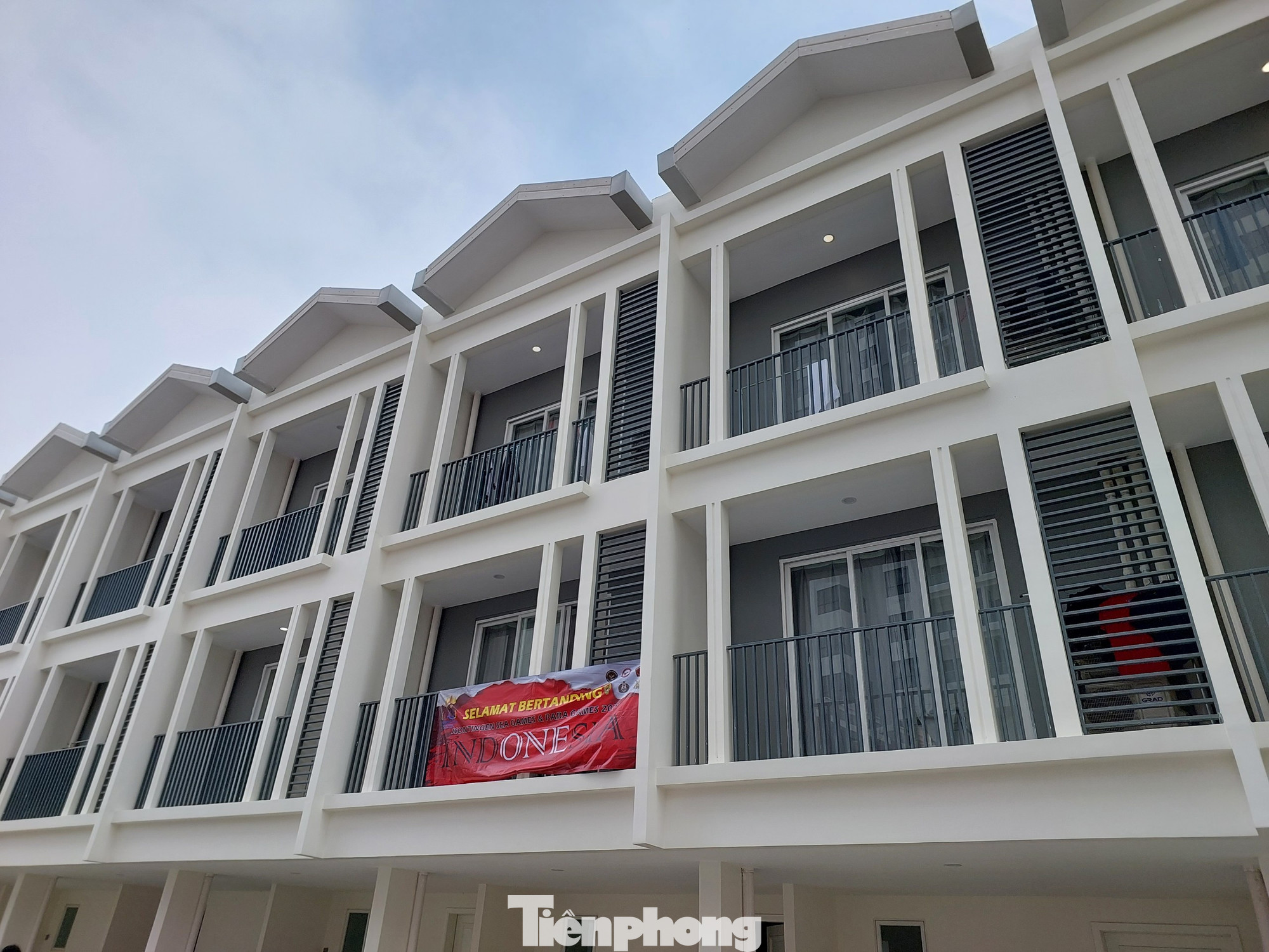 Hiện tại có một số đội tuyển của Thái Lan, Indonesia, Singapore và Malaysia đã gia nhập Làng VĐV. Việc ở đây khá tiện cho họ trong việc di chuyển tới sân tập cũng như sân thi đấu quanh Morodok Techo. Hiện tại có một số đội tuyển của Thái Lan, Indonesia, Singapore và Malaysia đã gia nhập Làng VĐV. Việc ở đây khá tiện cho họ trong việc di chuyển tới sân tập cũng như sân thi đấu quanh Morodok Techo.