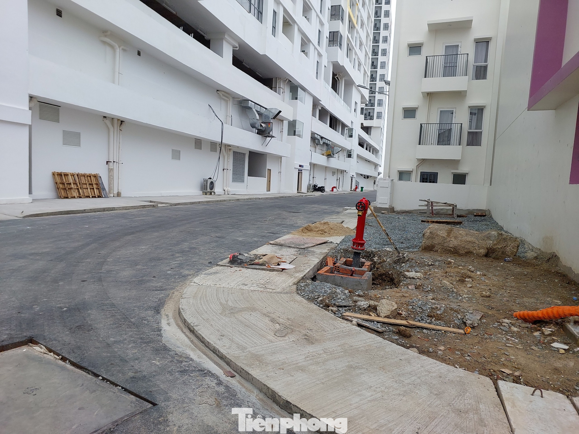 Đâu đó vẫn có những khu vực chưa hoàn thiện, đồng thời các logia ở nhiều căn hộ đang lát gạch dở dang. Đâu đó vẫn có những khu vực chưa hoàn thiện, đồng thời các logia ở nhiều căn hộ đang lát gạch dở dang.