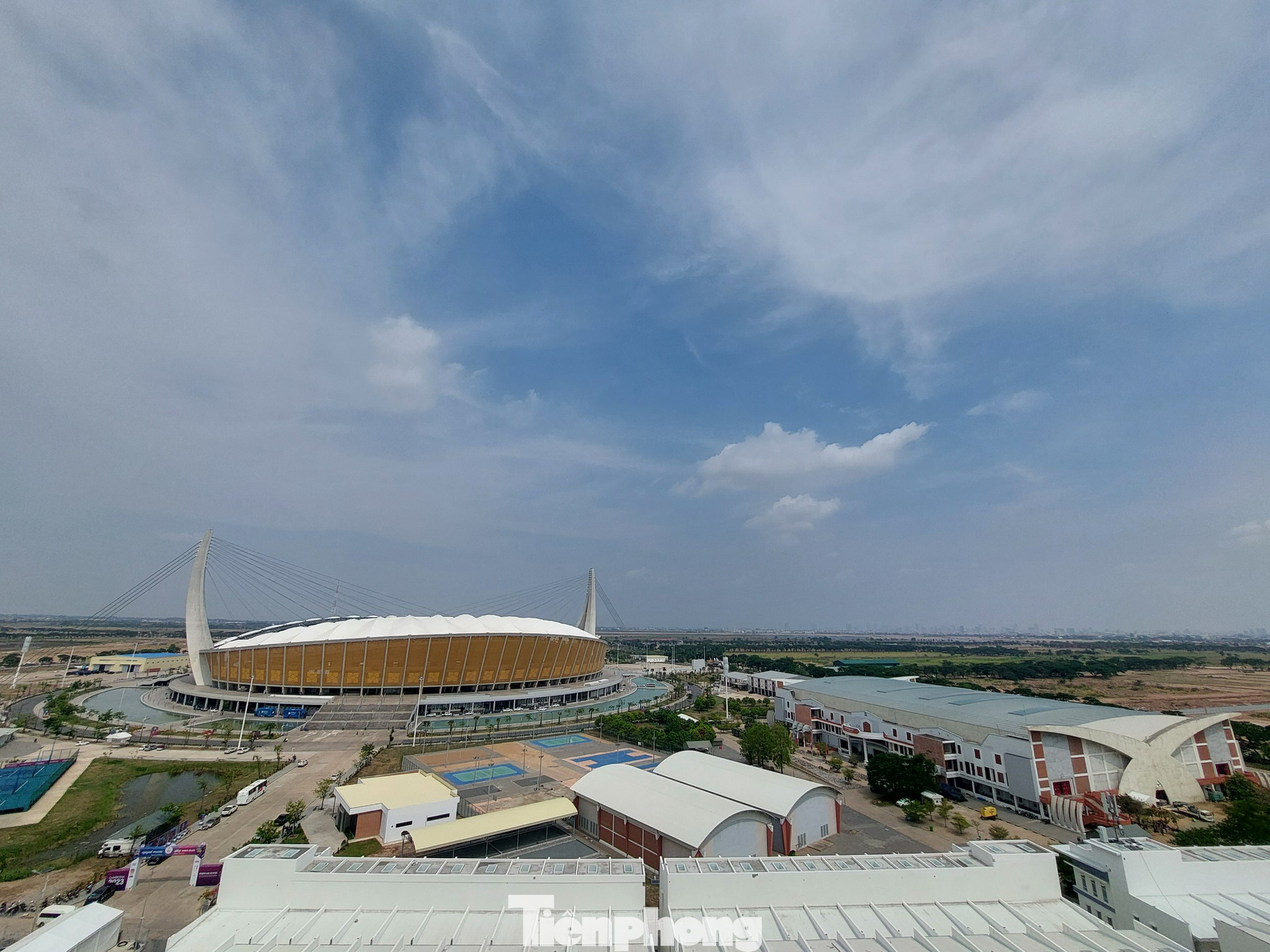 Góc nhìn toàn cảnh khá đẹp từ tầng 10 tòa nhà cao tầng ở Làng thể thao Keila. Góc nhìn toàn cảnh khá đẹp từ tầng 10 tòa nhà cao tầng ở Làng thể thao Keila.