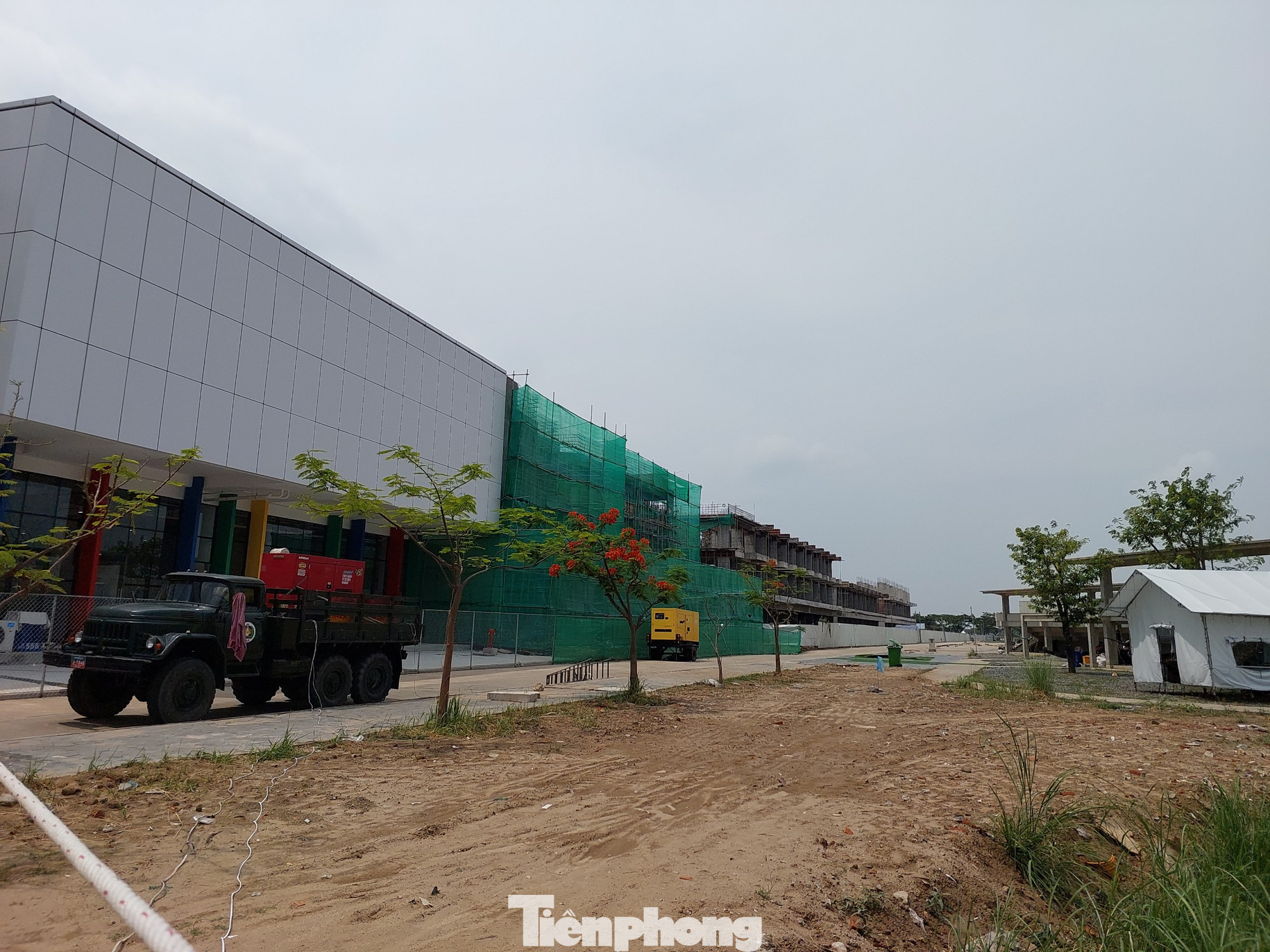 Trong khuôn viên Làng thể thao vẫn có những tòa nhà xây dựng dở. Ở lễ khởi công vào năm 2020, làng dự kiến đủ chỗ cho 7.000 VĐV. Tuy nhiên sau khi khánh thành, con số được đưa ra 3.700 giường. Trong khuôn viên Làng thể thao vẫn có những tòa nhà xây dựng dở. Ở lễ khởi công vào năm 2020, làng dự kiến đủ chỗ cho 7.000 VĐV. Tuy nhiên sau khi khánh thành, con số được đưa ra 3.700 giường.