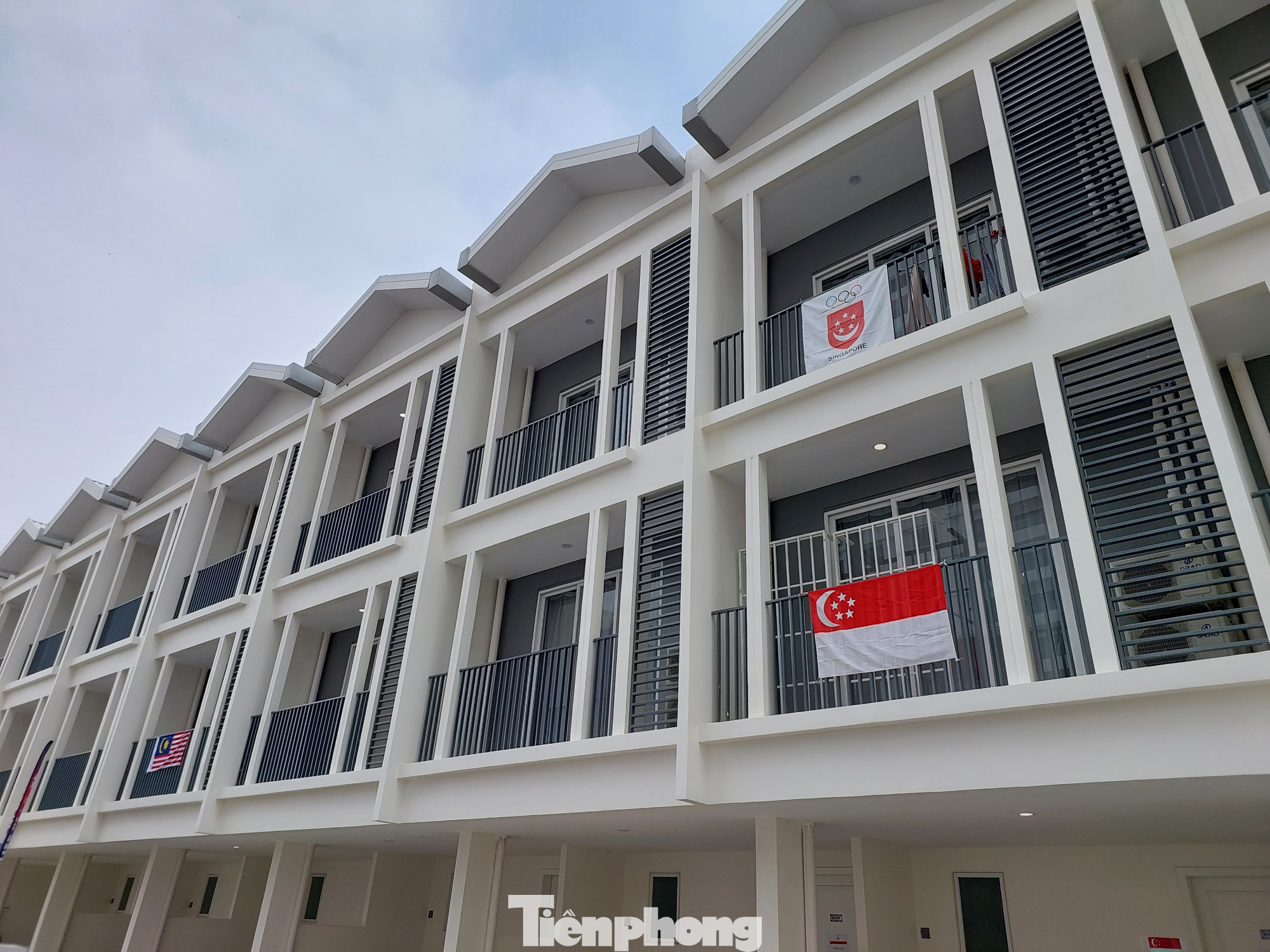 Hiện tại có một số đội tuyển của Thái Lan, Indonesia, Singapore và Malaysia đã gia nhập Làng VĐV. Việc ở đây khá tiện cho họ trong việc di chuyển tới sân tập cũng như sân thi đấu quanh Morodok Techo. Hiện tại có một số đội tuyển của Thái Lan, Indonesia, Singapore và Malaysia đã gia nhập Làng VĐV. Việc ở đây khá tiện cho họ trong việc di chuyển tới sân tập cũng như sân thi đấu quanh Morodok Techo.