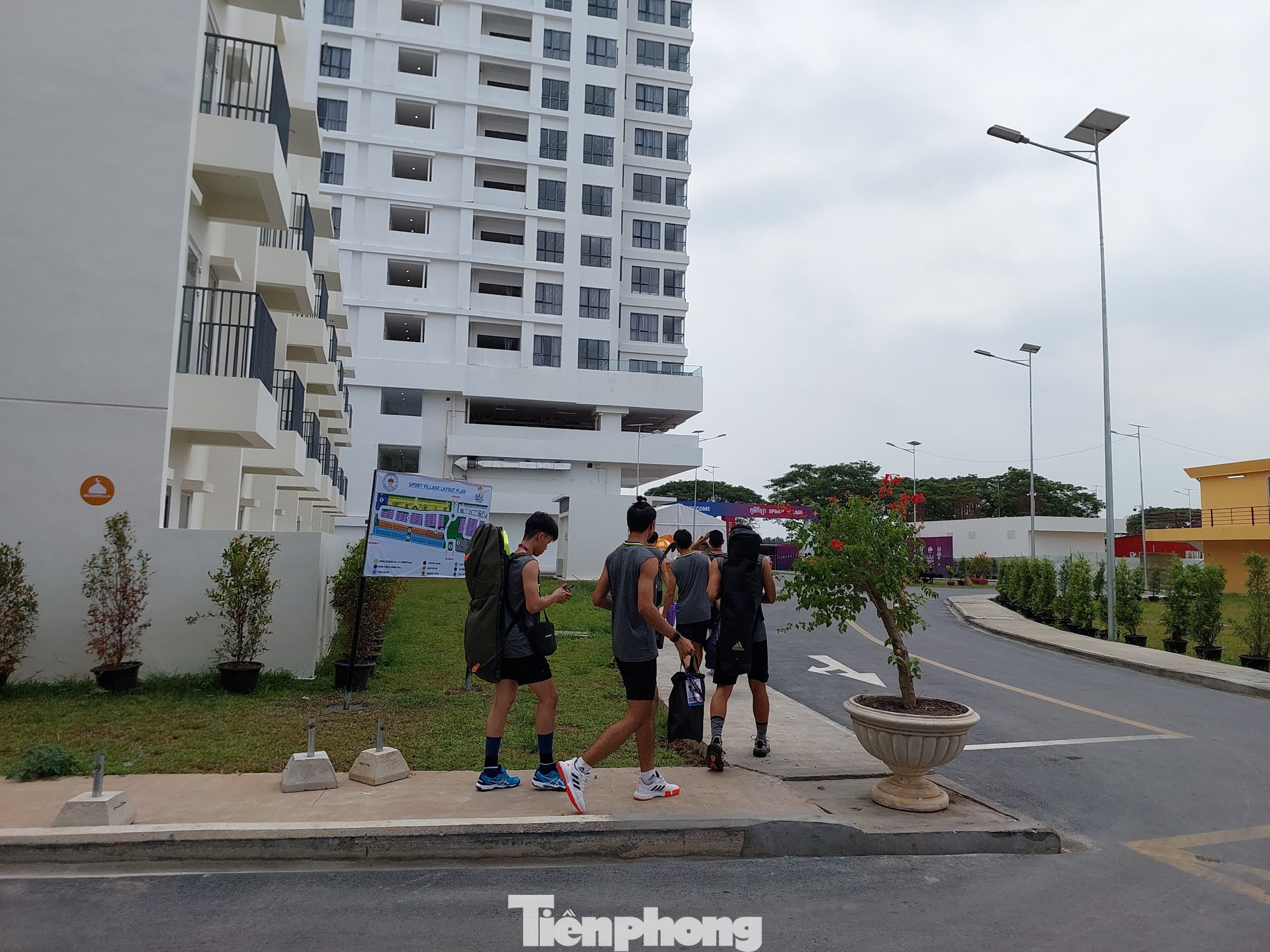 Hiện tại có một số đội tuyển của Thái Lan, Indonesia, Singapore và Malaysia đã gia nhập Làng VĐV. Việc ở đây khá tiện cho họ trong việc di chuyển tới sân tập cũng như sân thi đấu quanh Morodok Techo. Hiện tại có một số đội tuyển của Thái Lan, Indonesia, Singapore và Malaysia đã gia nhập Làng VĐV. Việc ở đây khá tiện cho họ trong việc di chuyển tới sân tập cũng như sân thi đấu quanh Morodok Techo.