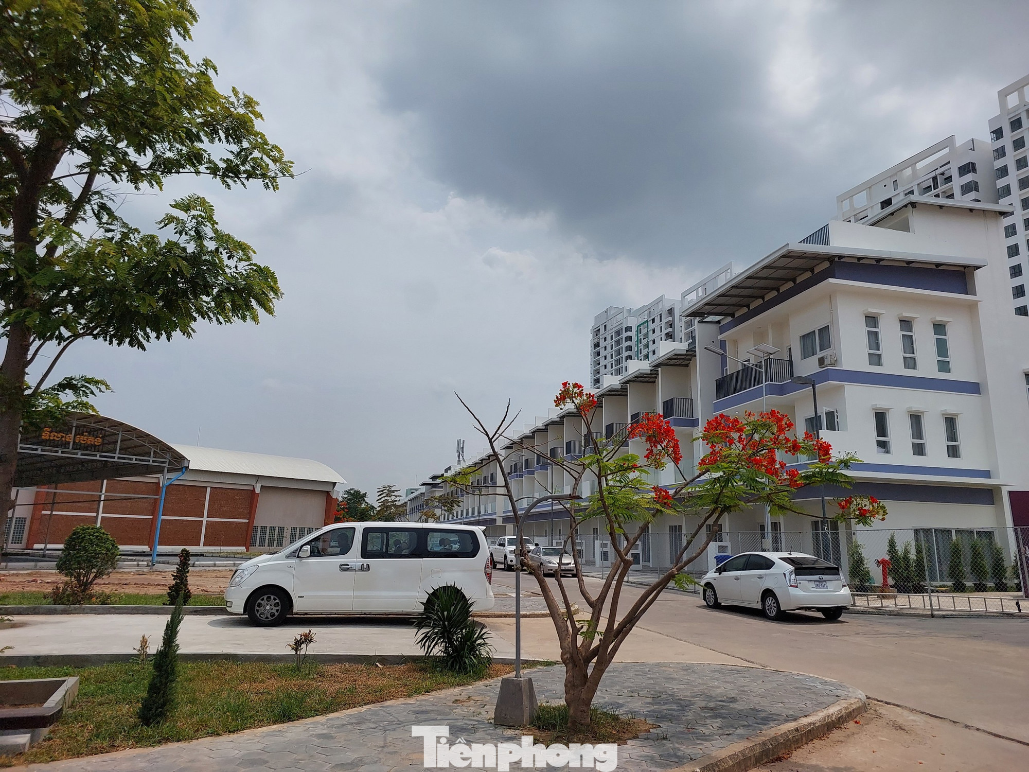 Một đặc điểm dễ nhận thấy là Làng VĐV rất hiếm cây xanh, trong khi thời tiết tại Campuchia những ngày tháng 4, tháng 5 vô cùng nắng nóng. Một đặc điểm dễ nhận thấy là Làng VĐV rất hiếm cây xanh, trong khi thời tiết tại Campuchia những ngày tháng 4, tháng 5 vô cùng nắng nóng.