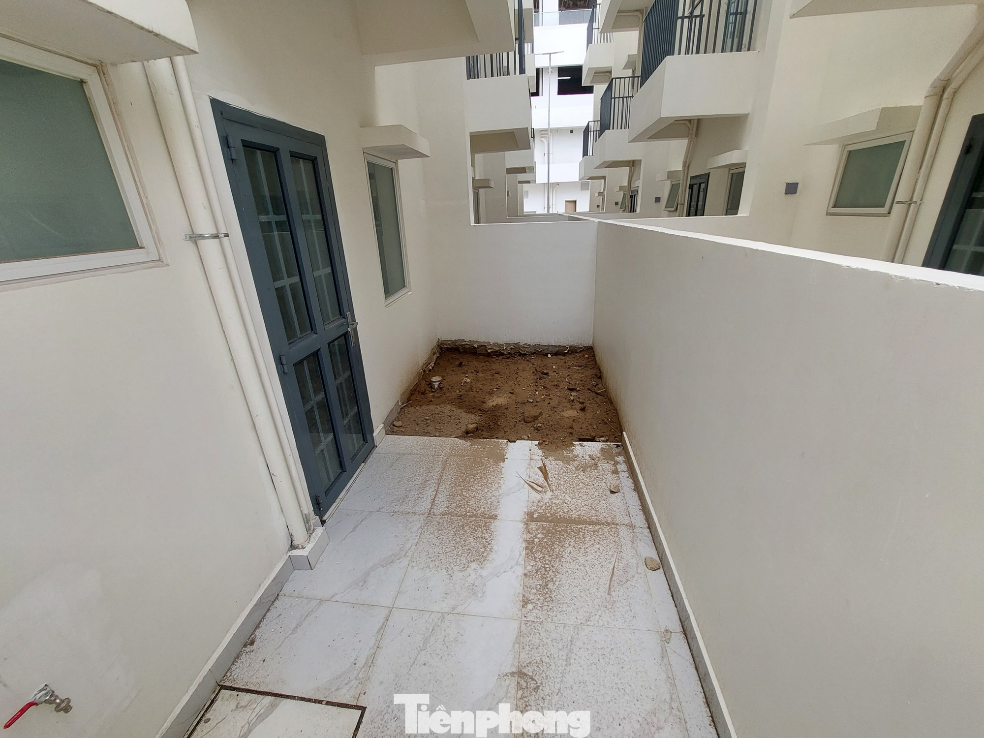 Đâu đó vẫn có những khu vực chưa hoàn thiện, đồng thời các logia ở nhiều căn hộ đang lát gạch dở dang. Đâu đó vẫn có những khu vực chưa hoàn thiện, đồng thời các logia ở nhiều căn hộ đang lát gạch dở dang.