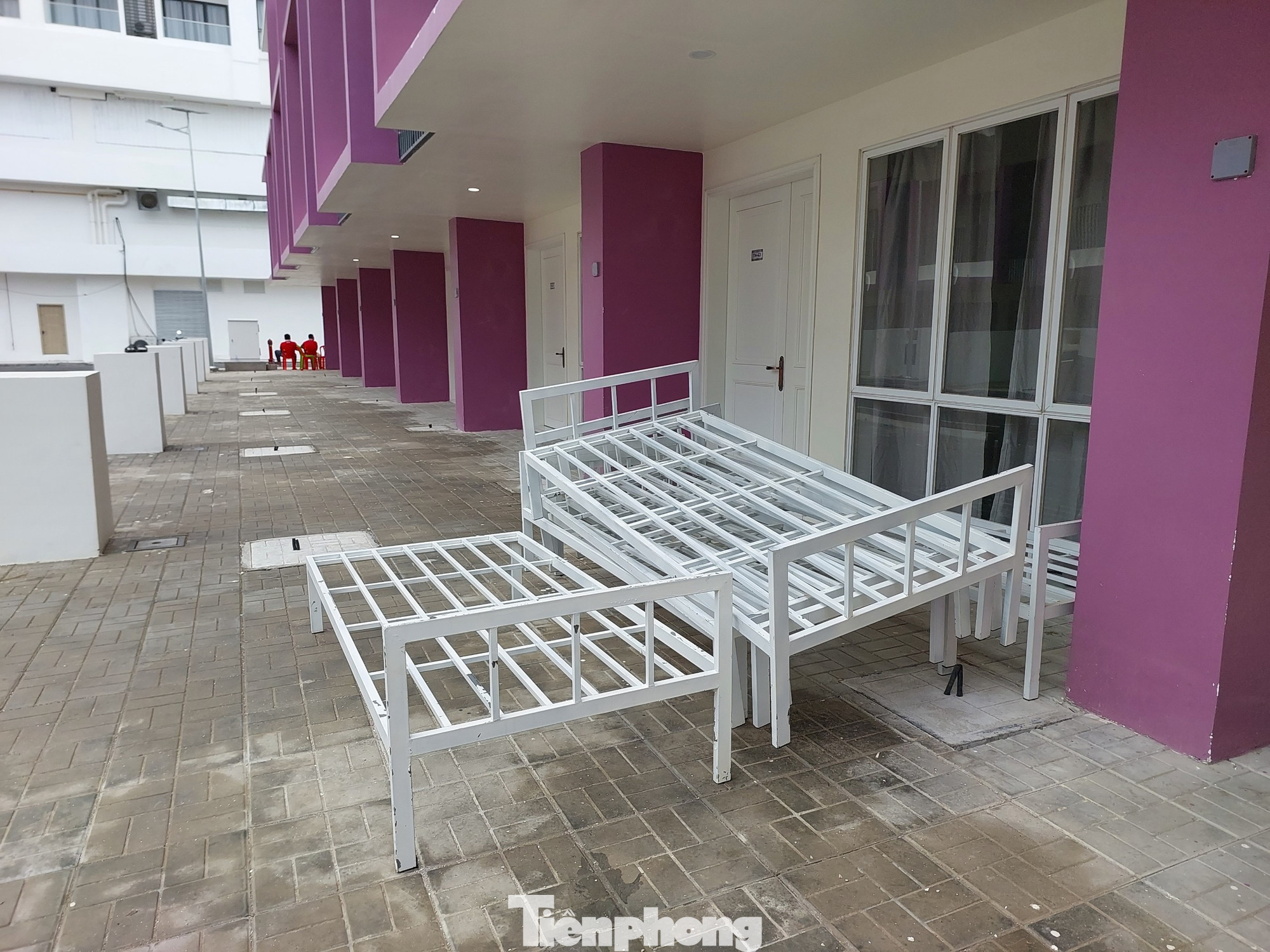 Những chiếc giường vẫn đang chờ được lắp đặt. Những chiếc giường vẫn đang chờ được lắp đặt.