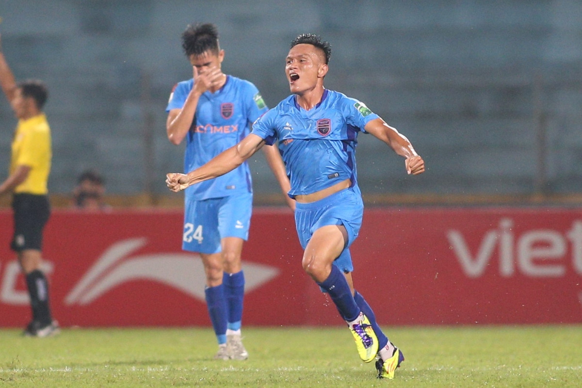 Quang Hùng không thể kìm nén cảm xúc khi ghi bàn ở trận đầu ra sân trong màu áo Bình Dương. Ảnh Mạnh Thắng-Quyết Thắng