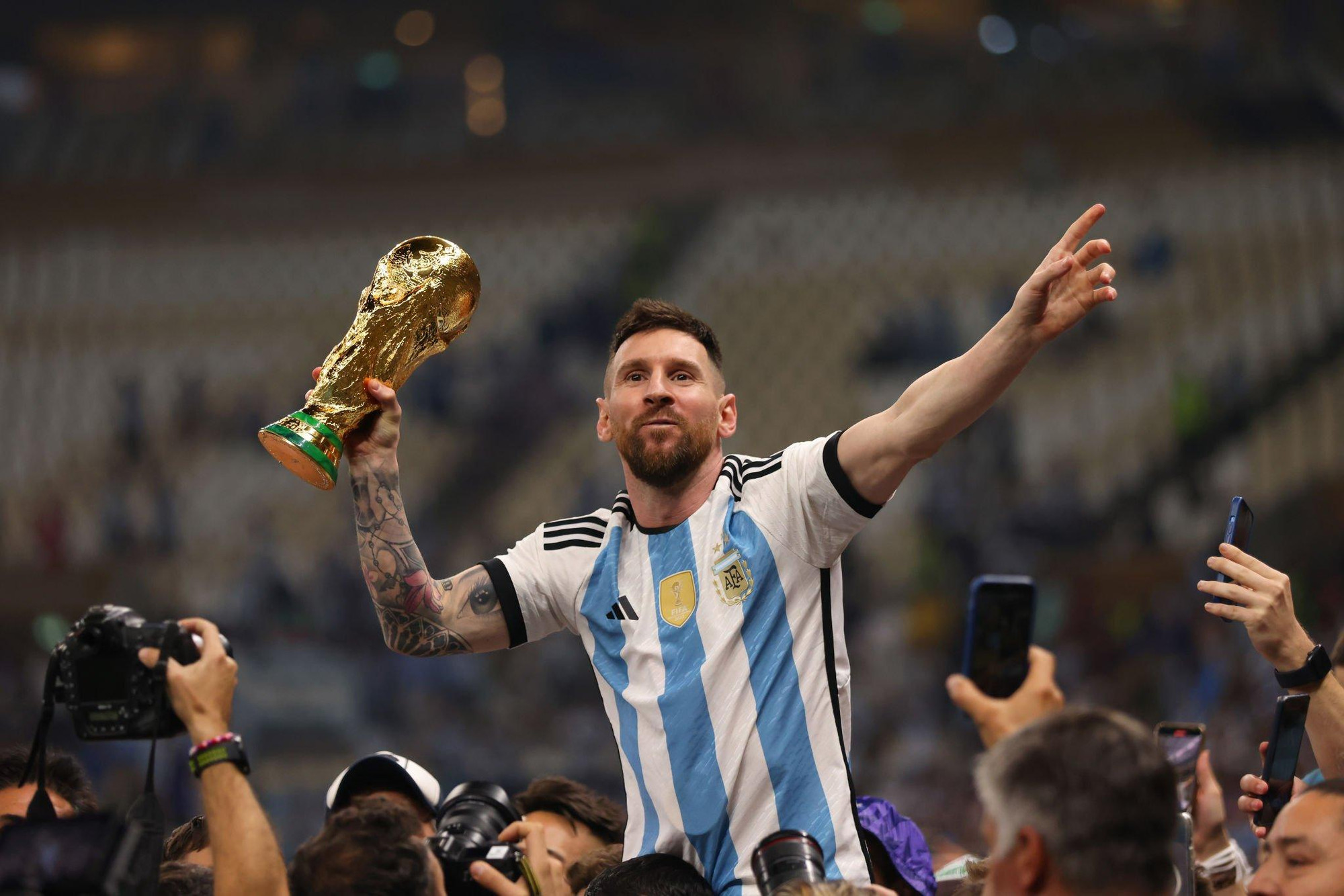 Lionel Messi đăng quang ngôi vô địch thế giới ở tuổi 35 cùng ĐT Argentina. (Ảnh: Getty Images) Lionel Messi đăng quang ngôi vô địch thế giới ở tuổi 35 cùng ĐT Argentina. (Ảnh: Getty Images)