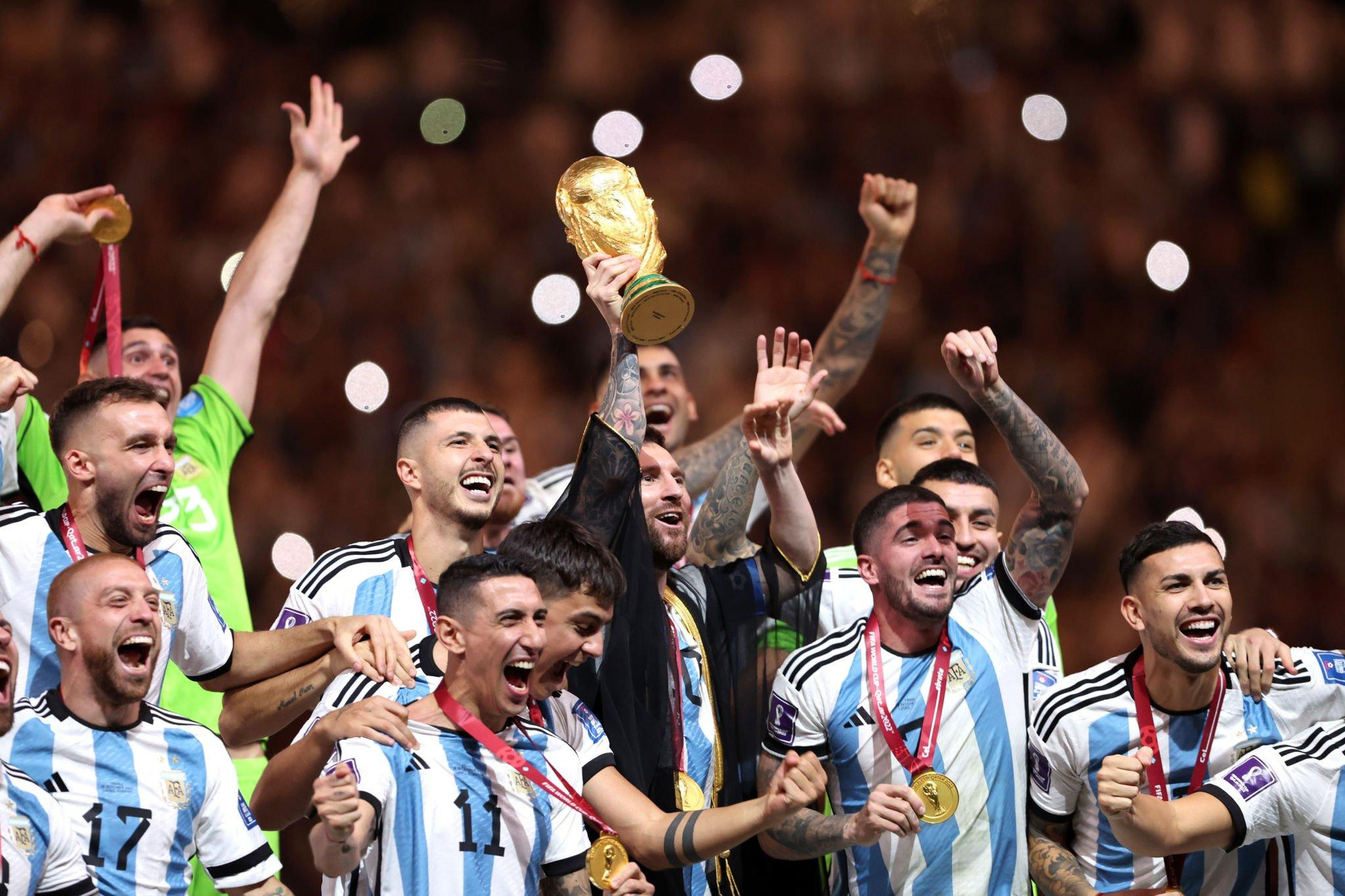 Lionel Messi đăng quang ngôi vô địch thế giới ở tuổi 35 cùng ĐT Argentina. (Ảnh: Getty Images) Lionel Messi đăng quang ngôi vô địch thế giới ở tuổi 35 cùng ĐT Argentina. (Ảnh: Getty Images)