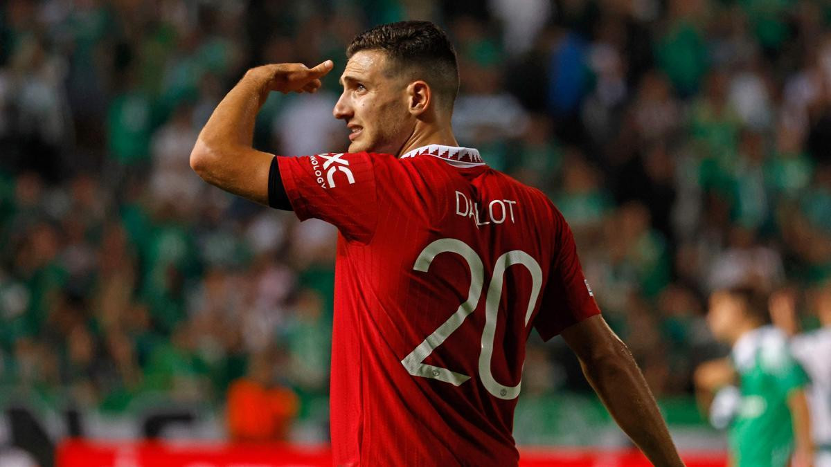 Dalot trở thành cầu thủ để tiếp nối giấc mơ dang dở của bố. (Ảnh: Getty Images) Dalot trở thành cầu thủ để tiếp nối giấc mơ dang dở của bố. (Ảnh: Getty Images)