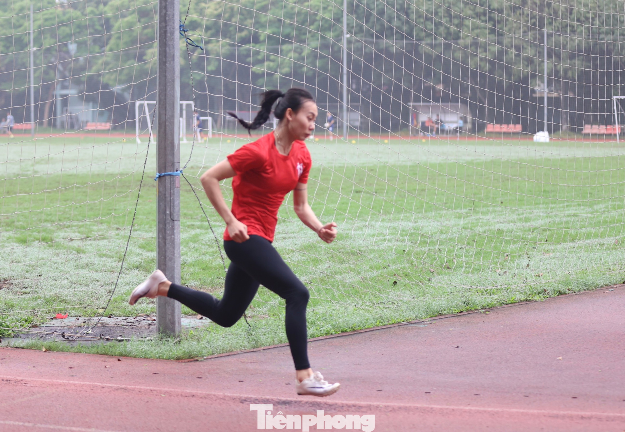 Tuyển thủ điền kinh Việt Nam chạy dưới trời mưa tại Trung tâm Huấn luyện Thể thao Quốc gia Hà Nội. Tuyển thủ điền kinh Việt Nam chạy dưới trời mưa tại Trung tâm Huấn luyện Thể thao Quốc gia Hà Nội.