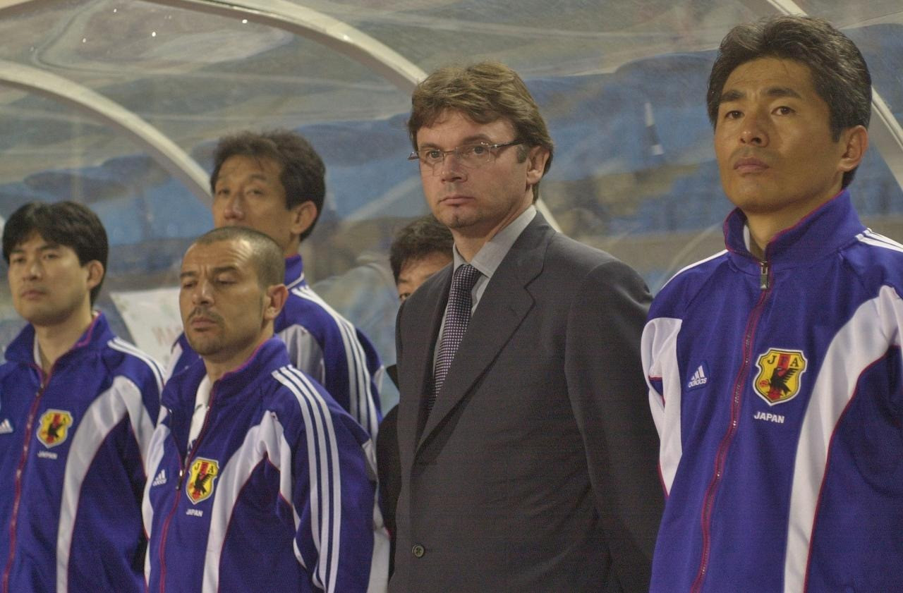 Tuy nhiên ông vẫn kiên trì với kế hoạch, với việc mở rộng phạm vi lựa chọn cầu thủ và cùng dẫn dắt các đội tuyển trẻ để đồng bộ phong cách.