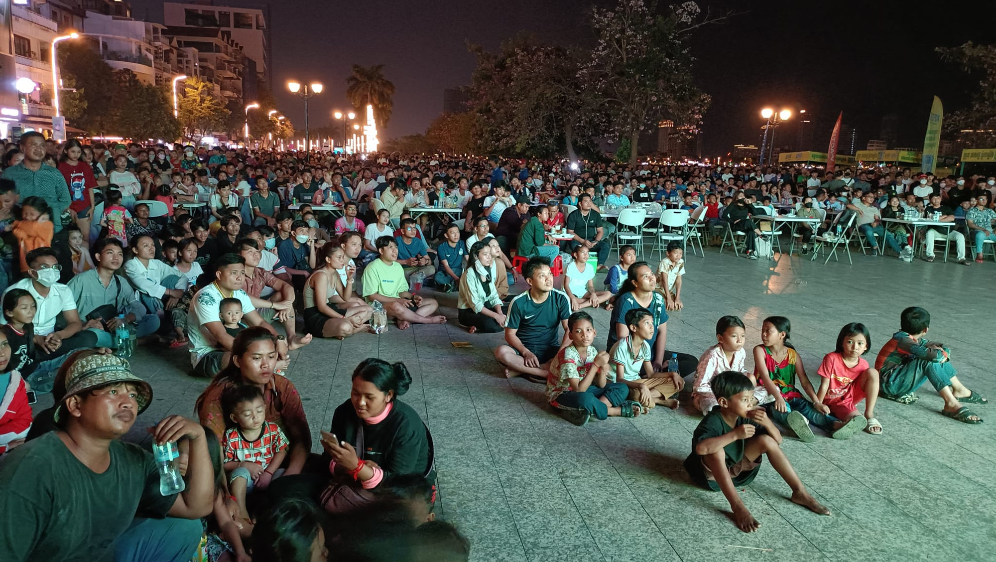 Đám đông thưởng thức trận đấu của U22 Campuchia trong sự trật tự. Đám đông thưởng thức trận đấu của U22 Campuchia trong sự trật tự.