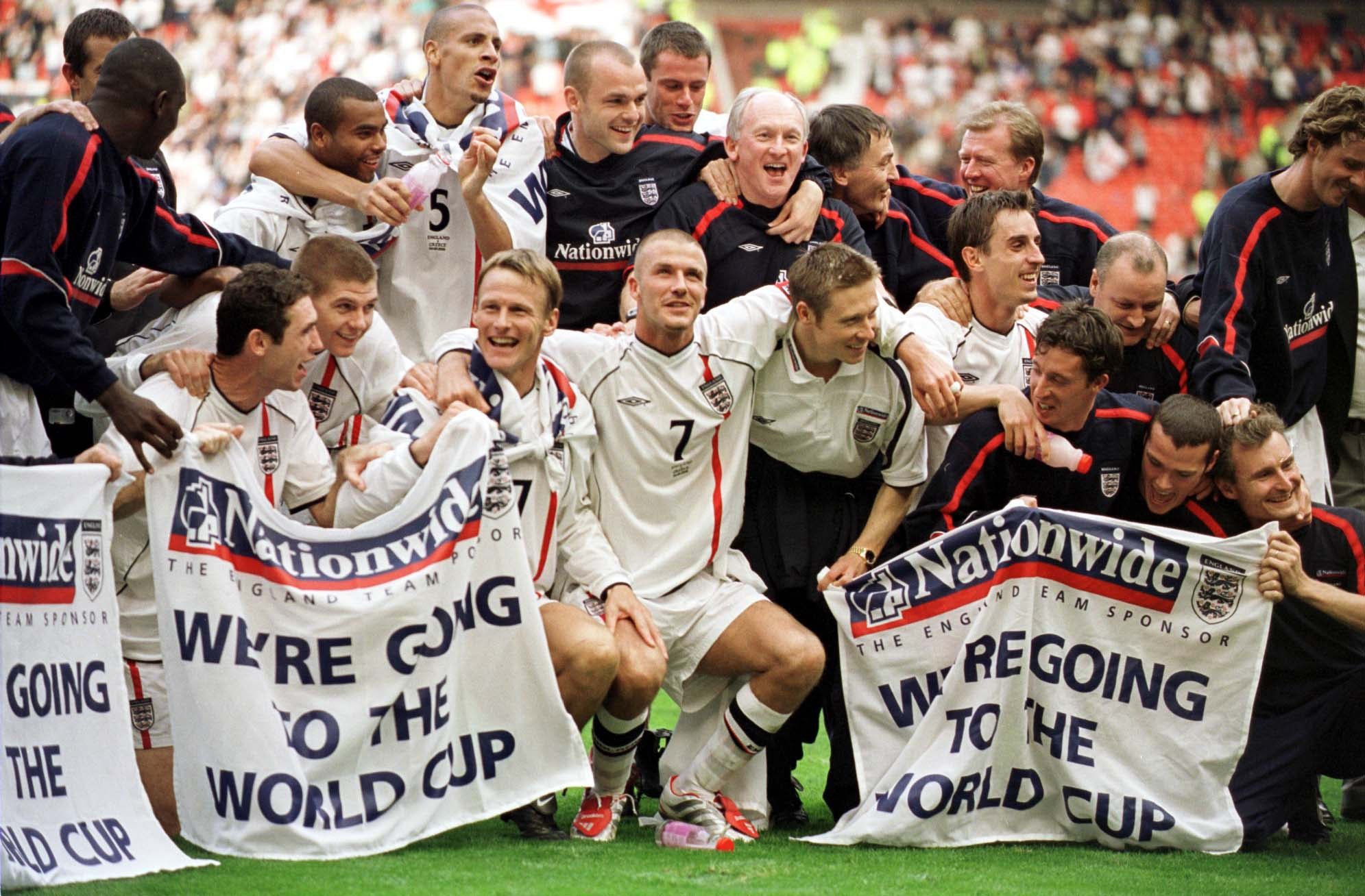 Beckham cùng đồng đội ăn mừng tấm vé tới World Cup 2002 sau trận hòa Hy Lạp. Beckham cùng đồng đội ăn mừng tấm vé tới World Cup 2002 sau trận hòa Hy Lạp.