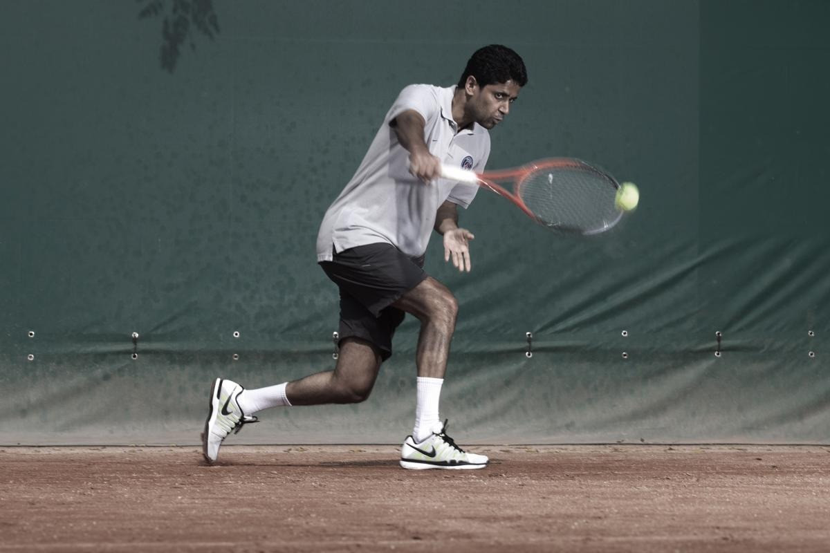 Nasser Al-Khelaifi trên sân quần vợt.