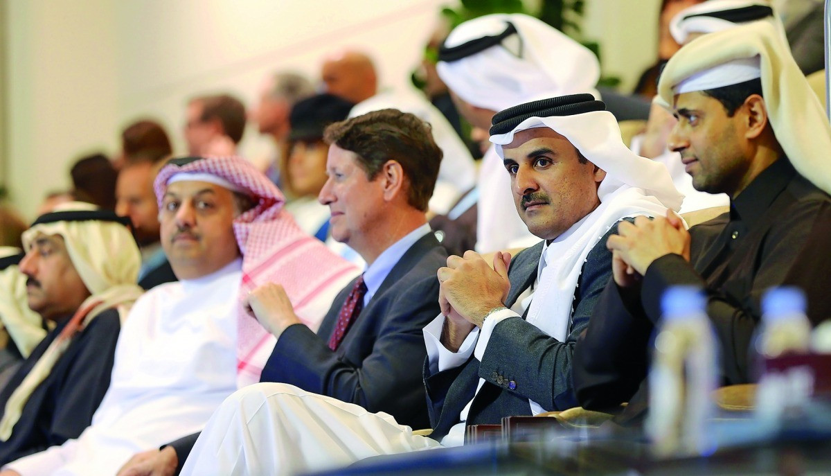 Nasser Al-Khelaifi ngồi cạnh Quốc vương Sheikh Tamim bin Hamad Al Thani trong trận chung kết quần vợt Qatar ExxonMobil Open.