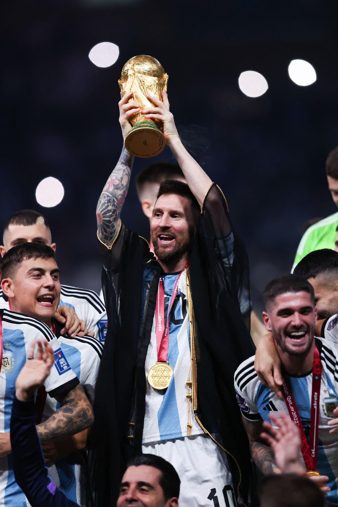 Messi nâng cao chiếc Cúp vô địch thế giới trong chiếc áo choàng đen truyền thống Ả Rập. (Ảnh: Getty Images)