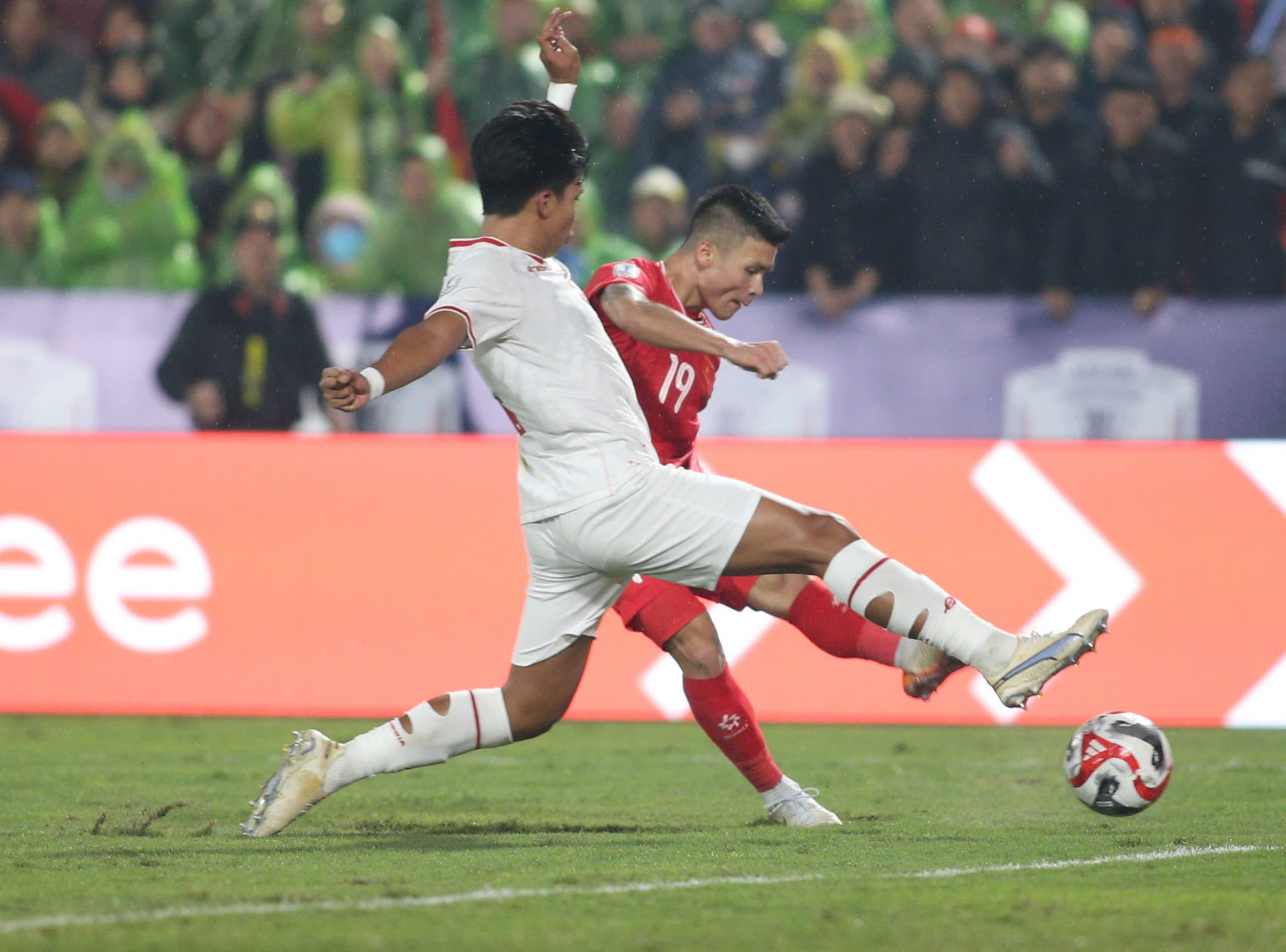 Trong bối cảnh khó khăn, Quang Hải lên tiếng với hai cú sút mang về một bàn thắng. (Ảnh: Quyết Thắng)