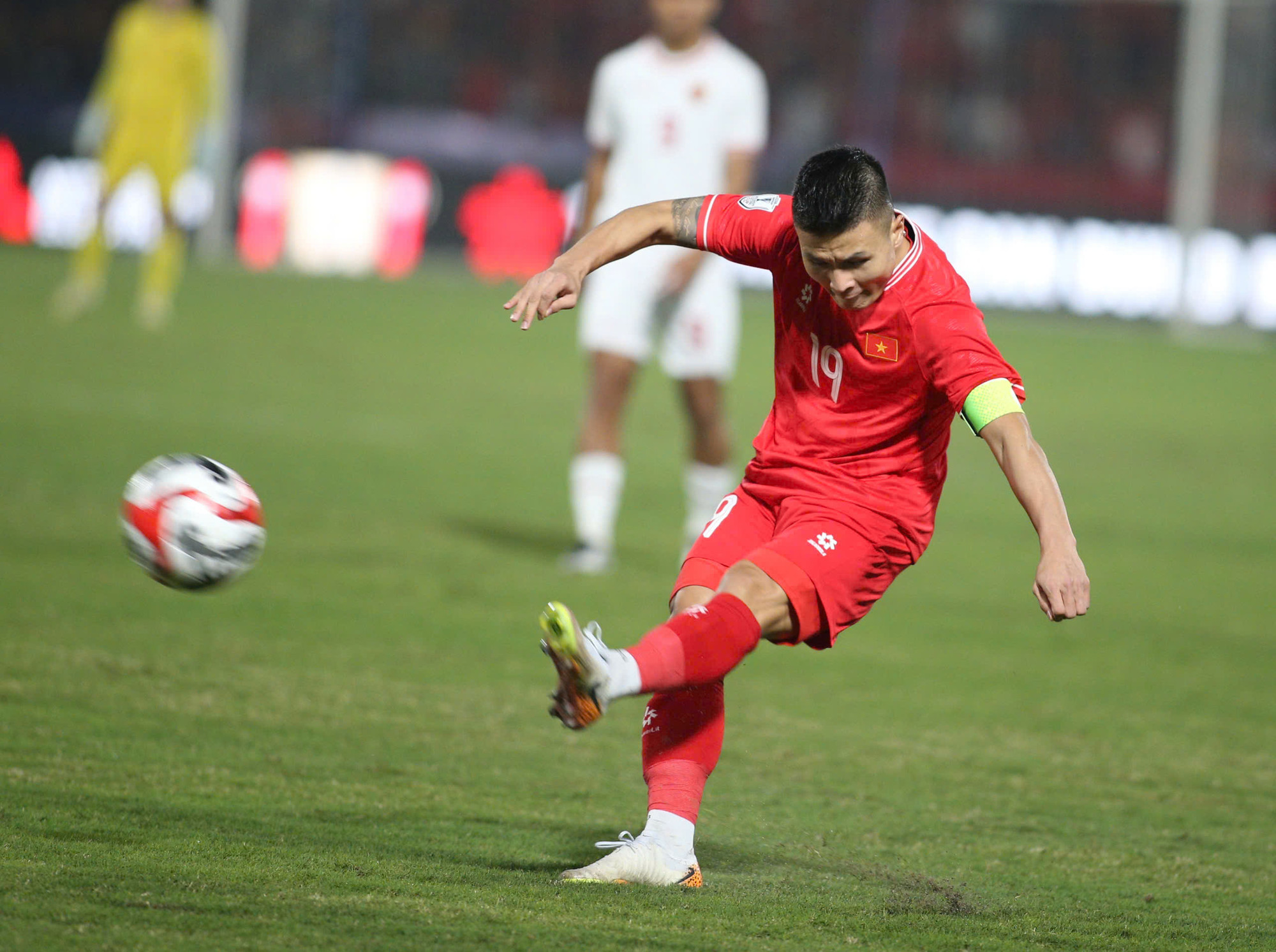 Trong bối cảnh khó khăn, Quang Hải lên tiếng với hai cú sút mang về một bàn thắng. (Ảnh: Quyết Thắng)