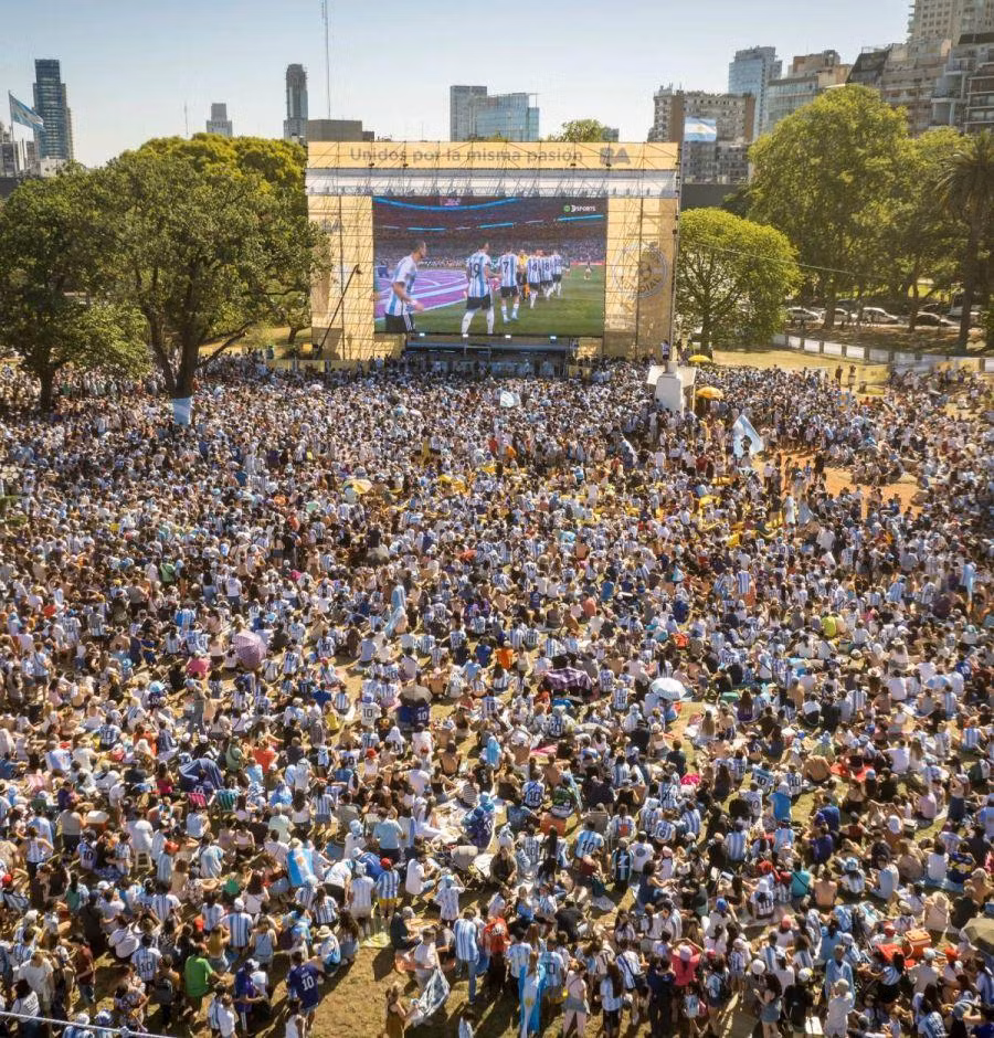 Những nơi khác ở Argentina, khi hàng ngàn người tập trung trước màn hình lớn.
