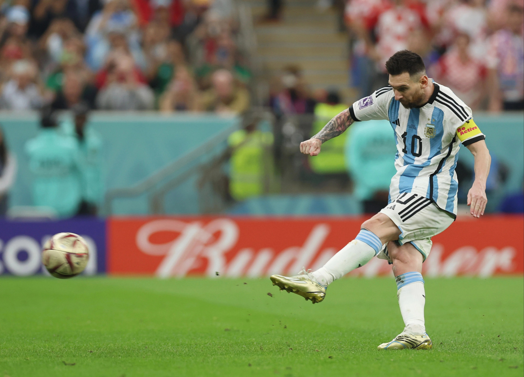 Messi mở đầu loạt sút luân lưu trong trận chung kết với Pháp. (Ảnh: Getty Images)